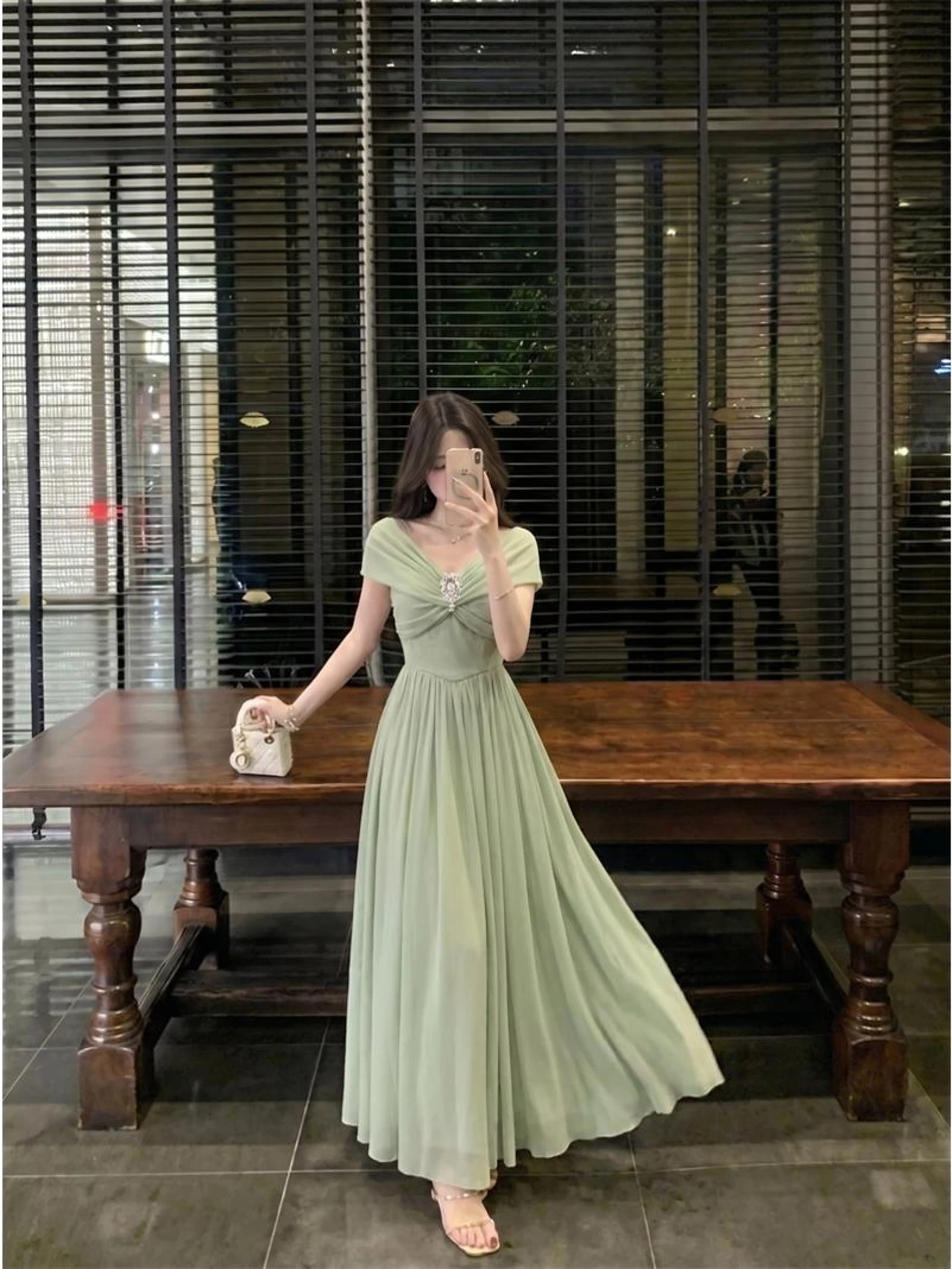 Summer 2026 Women's A-Line Long Dress Elegant Folded One-Shoulder Waist-Cinched French Style Casual Gown for Young Girls
Summer 2026 Women's A-Line Long Dress Elegant Folded One-Shoulder Waist-Cinched French Style Casual Gown for Young Girls