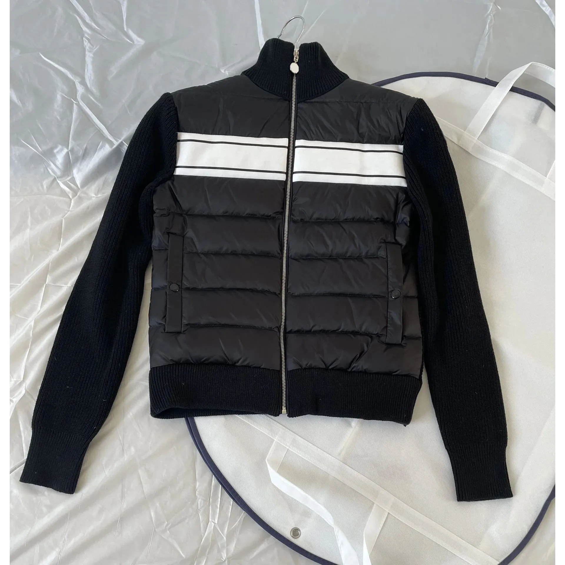 Мужская зимняя куртка-бомбер из трикотажа с пуховым наполнителем, комфортная, теплая, с длинными рукавами, воротником-стойкой, молодежный тренд, осень 2024, модная
Мужская зимняя куртка-бомбер из трикотажа с пуховым наполнителем, комфортная, теплая, с длинными рукавами, воротником-стойкой, молодежный тренд, осень 2024, модная