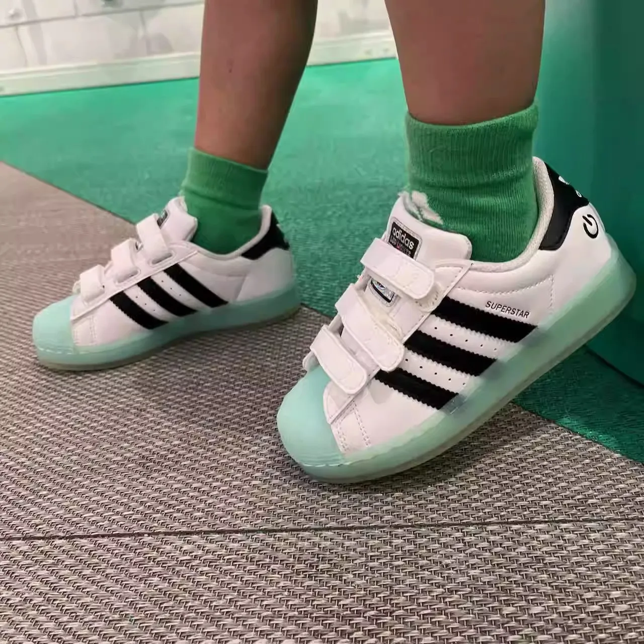 Adidas clover children's shoes soles luminous casual shoes SUPERSTAR board shoes IG7004 IG7005
Adidas clover children's shoes soles luminous casual shoes SUPERSTAR board shoes IG7004 IG7005