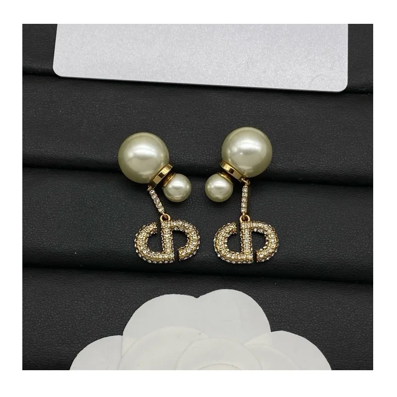 Stylish Retro Letter Pearl Earrings Personalized Heavy Industry Ear Jewelry Full of Diamond Studs
Stylish Retro Letter Pearl Earrings Personalized Heavy Industry Ear Jewelry Full of Diamond Studs