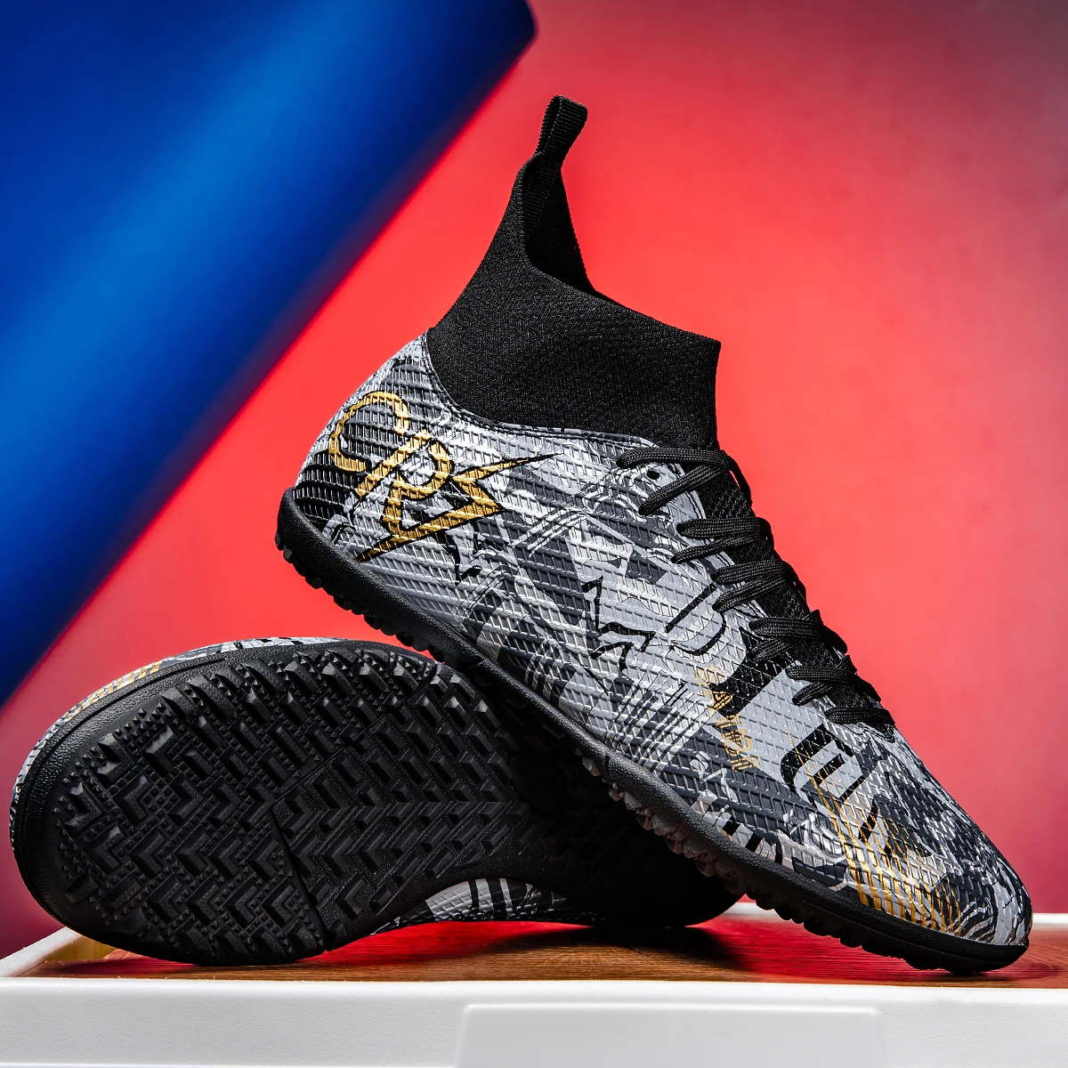 Доступны 3 цвета, высокие футбольные бутсы, стиль унисекс, выберите между длинными шпильками или короткими шпильками (TF и FG).
Доступны 3 цвета, высокие футбольные бутсы, стиль унисекс, выберите между длинными шпильками или короткими шпильками (TF и FG).