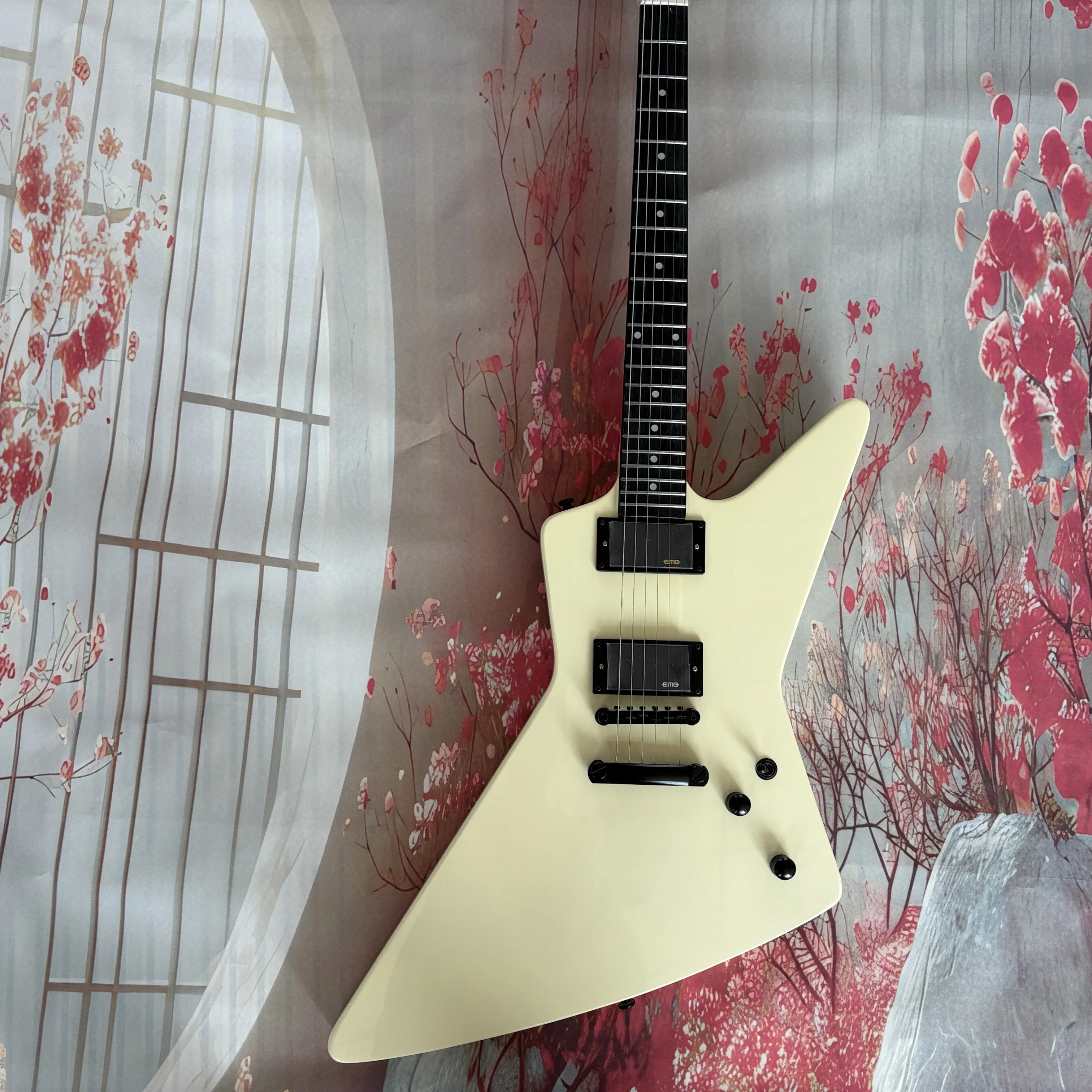 6-string special-shaped electric guitar, EMG pickup, 22 frets rosewood fingerboard, mahogany body in stock
6-string special-shaped electric guitar, EMG pickup, 22 frets rosewood fingerboard, mahogany body in stock