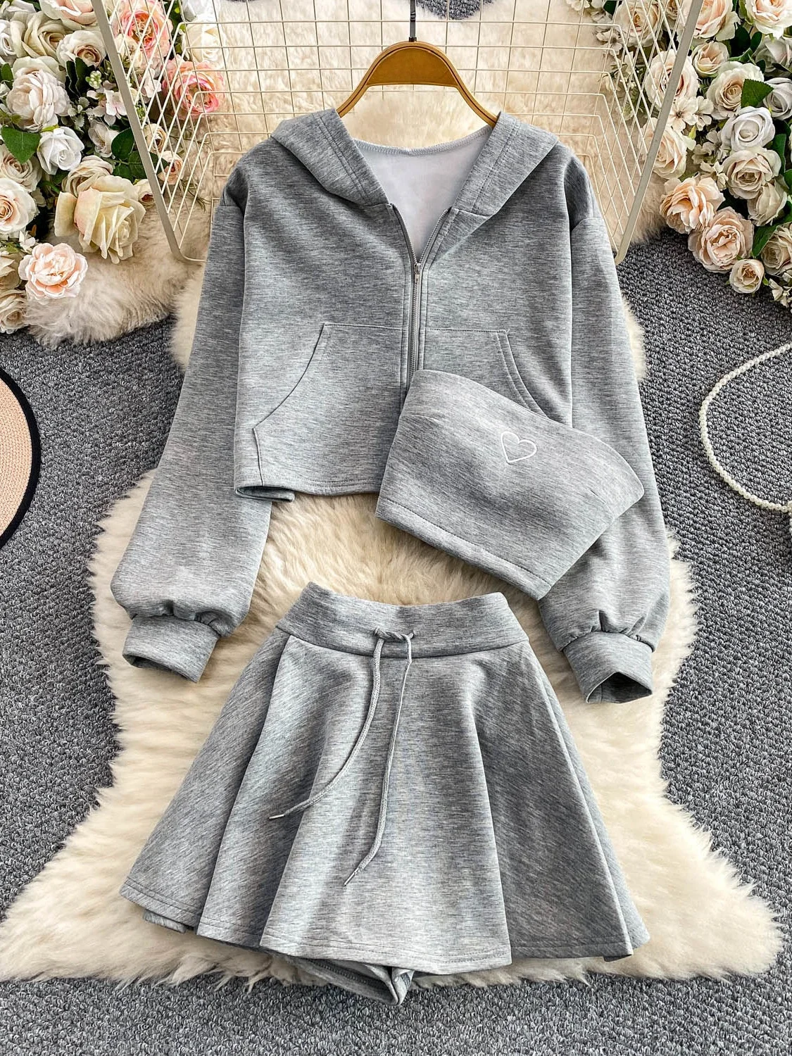 Модный повседневный комплект футболок, женский открытый кардиган с капюшоном, топ-труба с нагрудником + юбка с высокой талией 
Модный повседневный комплект футболок, женский открытый кардиган с капюшоном, топ-труба с нагрудником + юбка с высокой талией