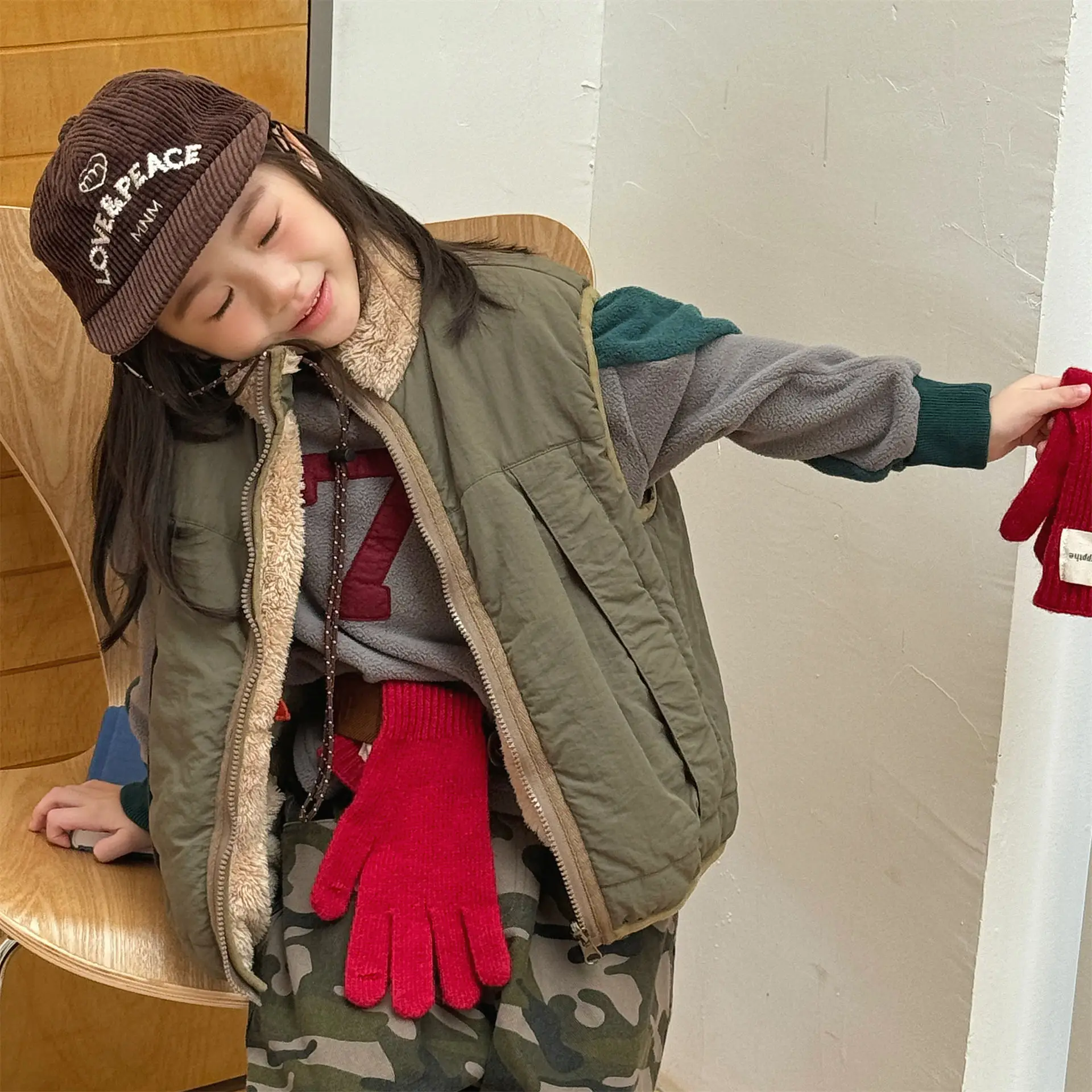 2025 Winter New Children Sleeveless Plush Vest Girls Warm Fleece Coat Plus Velvet Thick Boys Casual Cardigan Kids Clothes
2025 Winter New Children Sleeveless Plush Vest Girls Warm Fleece Coat Plus Velvet Thick Boys Casual Cardigan Kids Clothes