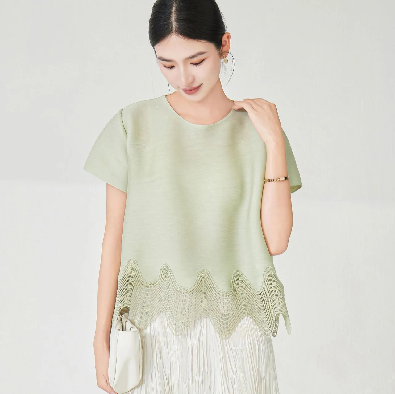 Miyake Black Hollow Out Round Neck Pleated T-shirt for Women 2025 New Loose Temperament Irregular Wave Hem Short Sleeve Top
Miyake Black Hollow Out Round Neck Pleated T-shirt for Women 2025 New Loose Temperament Irregular Wave Hem Short Sleeve Top
