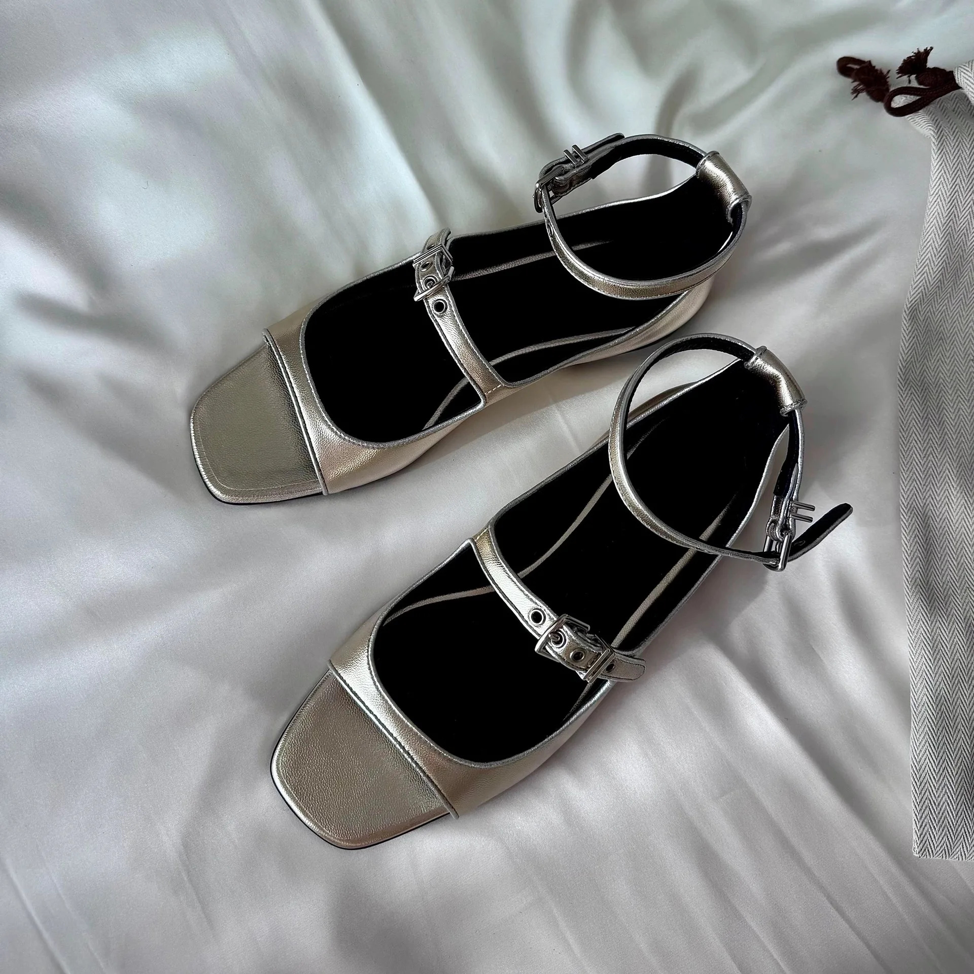 Summer New Women's Silver Wrap Heel Sandals Square Toe Flat Wrap Heel Buckle Design Simple Daily Street Ladies Sandals
Summer New Women's Silver Wrap Heel Sandals Square Toe Flat Wrap Heel Buckle Design Simple Daily Street Ladies Sandals