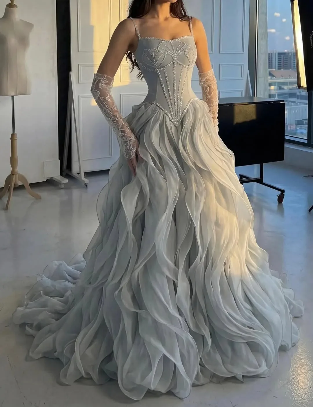 Silver Gray Evening Dress with Beaded Floral Embroidery Formal Gown Ruffled Organza Night Dresses Prom Dresses Customized
Silver Gray Evening Dress with Beaded Floral Embroidery Formal Gown Ruffled Organza Night Dresses Prom Dresses Customized