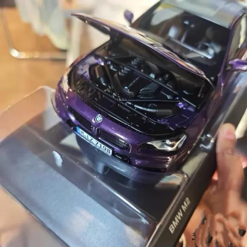 Оригинальная заводская литая под давлением модель автомобиля из сплава BMW M2 1:18, игрушки для мальчиков, подарки для детей, коллекционные украшения для взрослых. 
Оригинальная заводская литая под давлением модель автомобиля из сплава BMW M2 1:18, игрушки для мальчиков, подарки для детей, коллекционные украшения для взрослых.