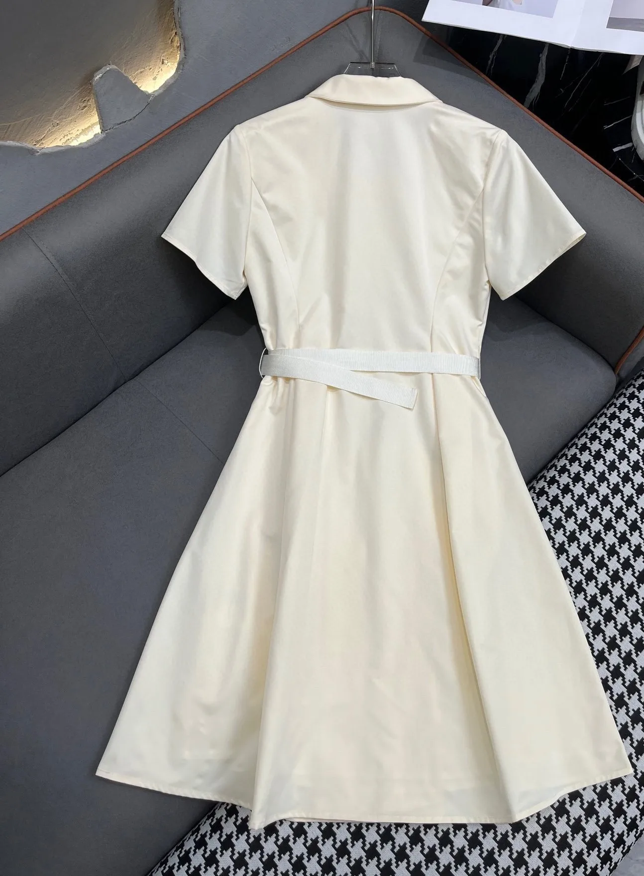 2024 summer new lapel half-open zipper high-waisted with belt large skirt A-line short-sleeved dress female
2024 summer new lapel half-open zipper high-waisted with belt large skirt A-line short-sleeved dress female