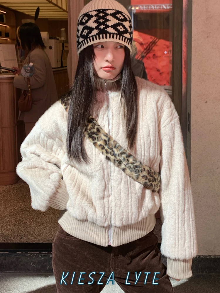 Fashion Street party high quality 2024 Autumn Winter Korean Style Zipper Lapel Plush Thick Short Jacket for Women Coats
Fashion Street party high quality 2024 Autumn Winter Korean Style Zipper Lapel Plush Thick Short Jacket for Women Coats