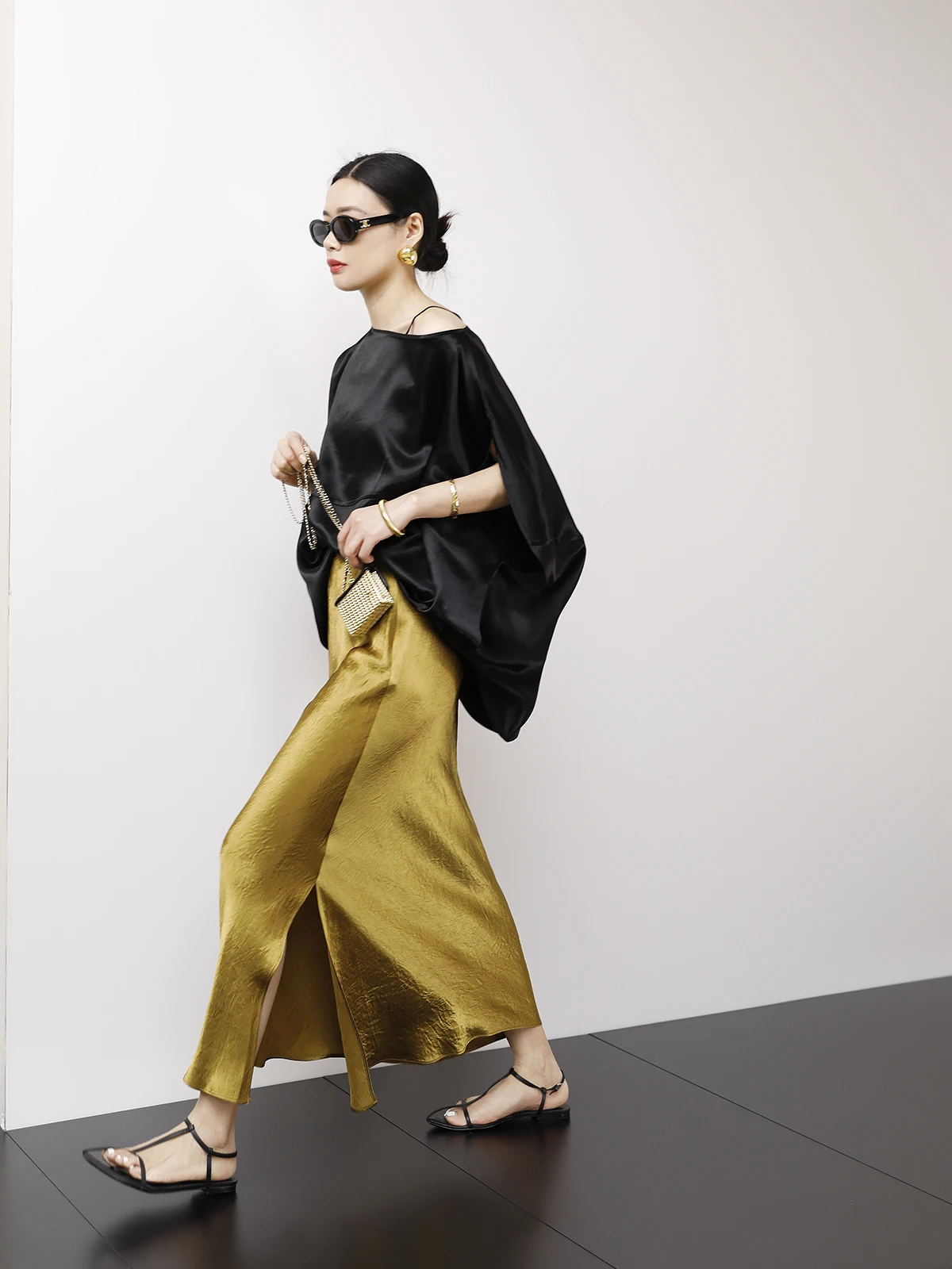 LemonChen Гладкая атласная ацетатная футболка с силуэтом воздушного шара, накидка сверху, с разрезом, драпированная, кислотная текстура, шелковая футболка, размерный крой...
LemonChen Гладкая атласная ацетатная футболка с силуэтом воздушного шара, накидка сверху, с разрезом, драпированная, кислотная текстура, шелковая футболка, размерный крой...