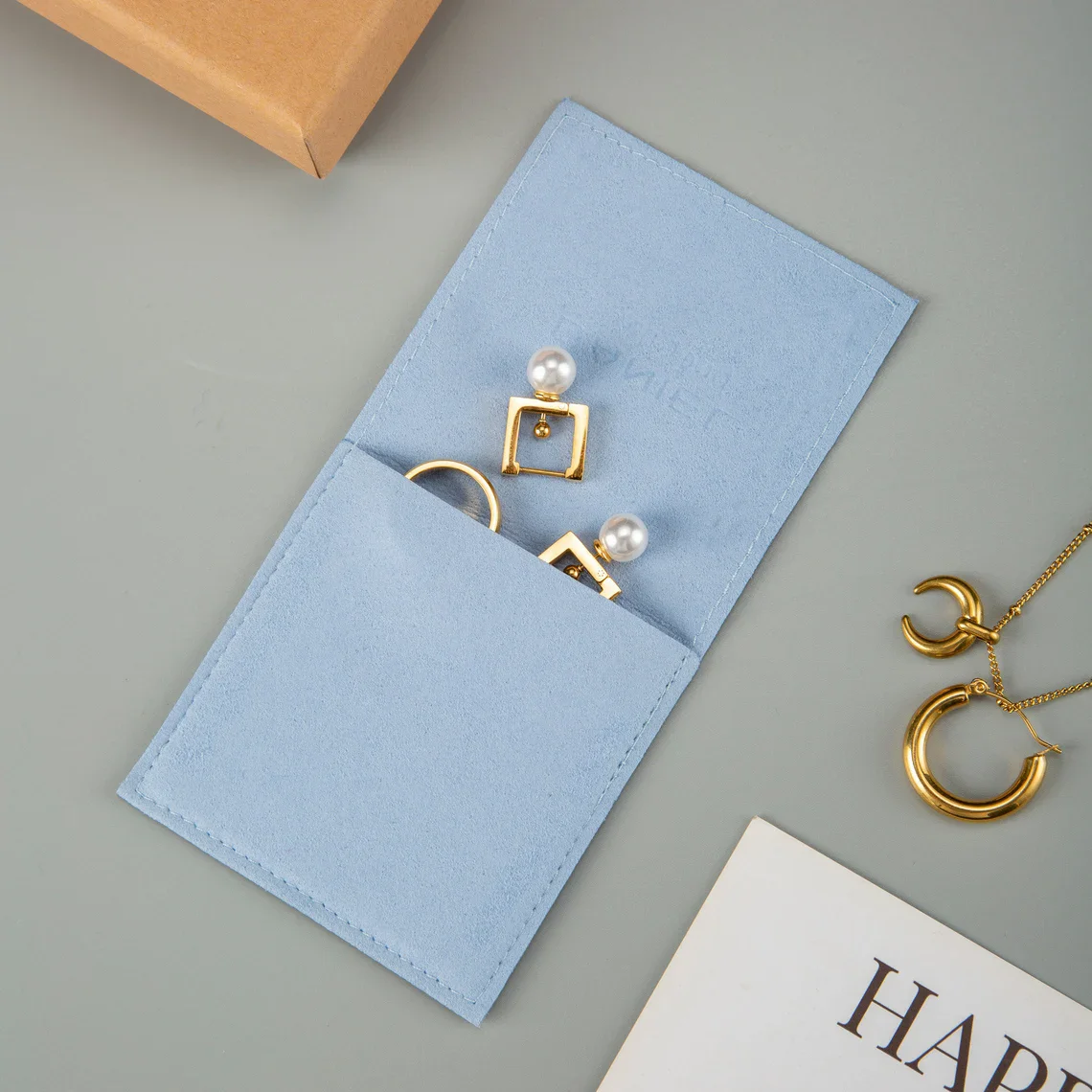 Персонализированная фиолетовая шкатулка для драгоценностей с мешочком из микрофибры: набор упаковки с логотипом
Персонализированная фиолетовая шкатулка для драгоценностей с мешочком из микрофибры: набор упаковки с логотипом