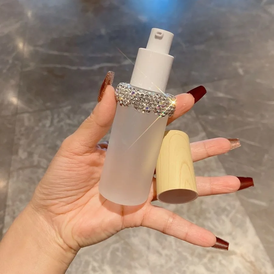 Портативное очищающее средство для лица прессового типа, инкрустированное бриллиантами, жидкая основа, матовая стеклянная бутылка для лосьона
Портативное очищающее средство для лица прессового типа, инкрустированное бриллиантами, жидкая основа, матовая стеклянная бутылка для лосьона