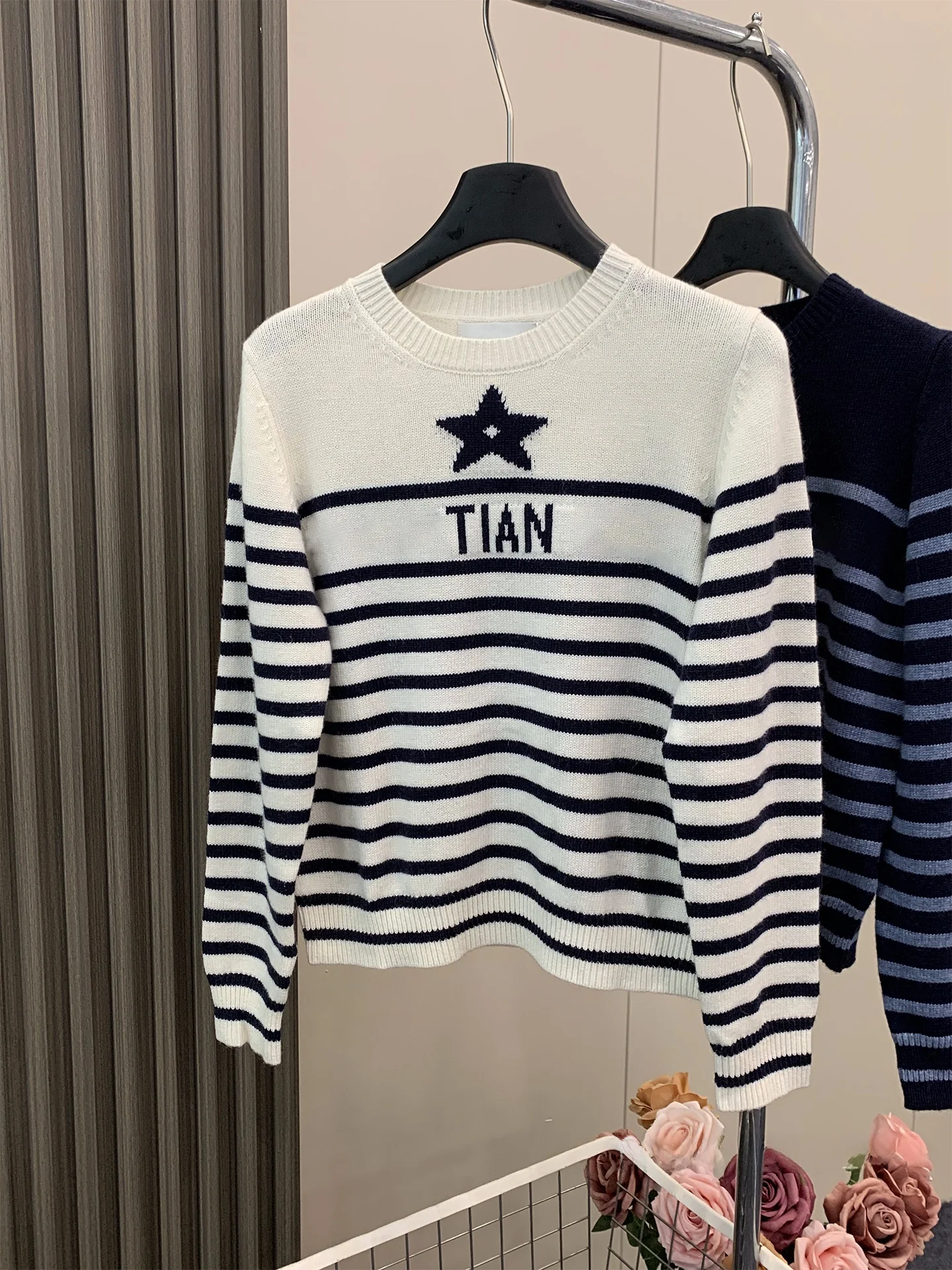 YY BOLIN Premium Women's Long Sve Knitted Top Embroidered Striped Commute Sle Soft Woolen Material round Ne Design
YY BOLIN Premium Women's Long Sve Knitted Top Embroidered Striped Commute Sle Soft Woolen Material round Ne Design