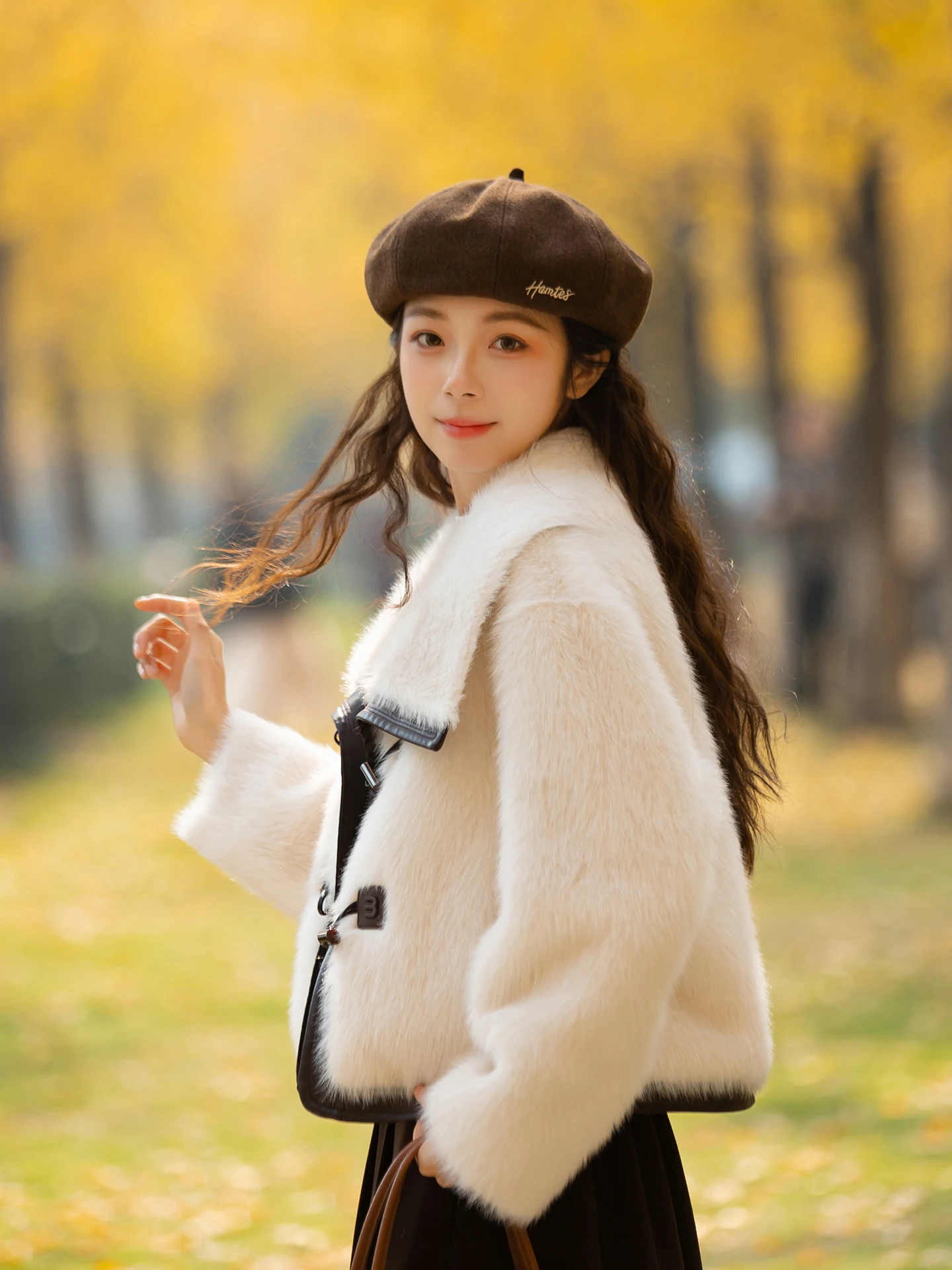 Экологичная женская зимняя куртка из белого меха норки Left Bank, коллекция 2025 года, с интегрированной кожаной отделкой
Экологичная женская зимняя куртка из белого меха норки Left Bank, коллекция 2025 года, с интегрированной кожаной отделкой