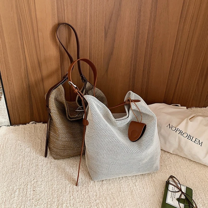 New Woven Spliced Shoulder Crossbody Bag for Women Large Capacity Knitted Fabric Tote Bag Retro Fashion Commute Bag
New Woven Spliced Shoulder Crossbody Bag for Women Large Capacity Knitted Fabric Tote Bag Retro Fashion Commute Bag
