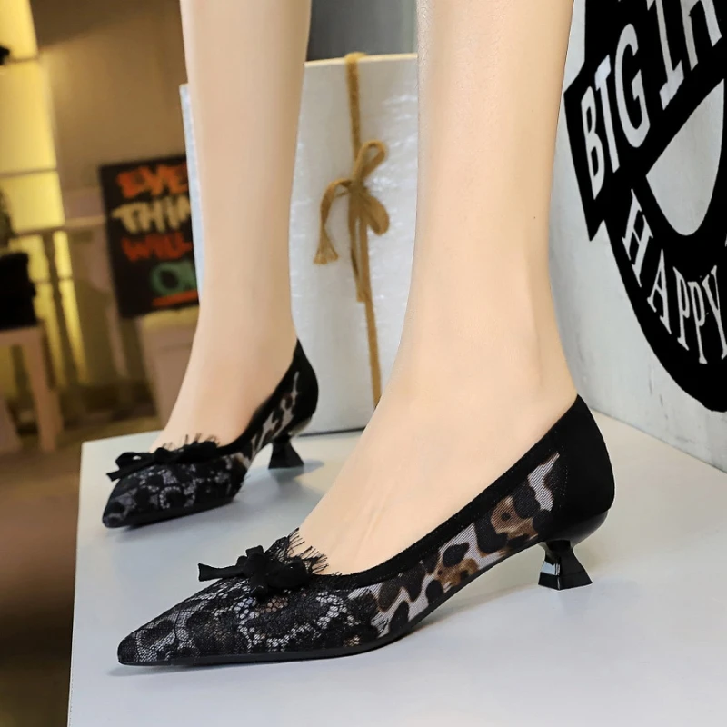 European And American Pointed Toe Lace With Bow Wine Glass Heel Comfortable Low Heel Shallow Mouth Leopard Print Single Shoes
European And American Pointed Toe Lace With Bow Wine Glass Heel Comfortable Low Heel Shallow Mouth Leopard Print Single Shoes