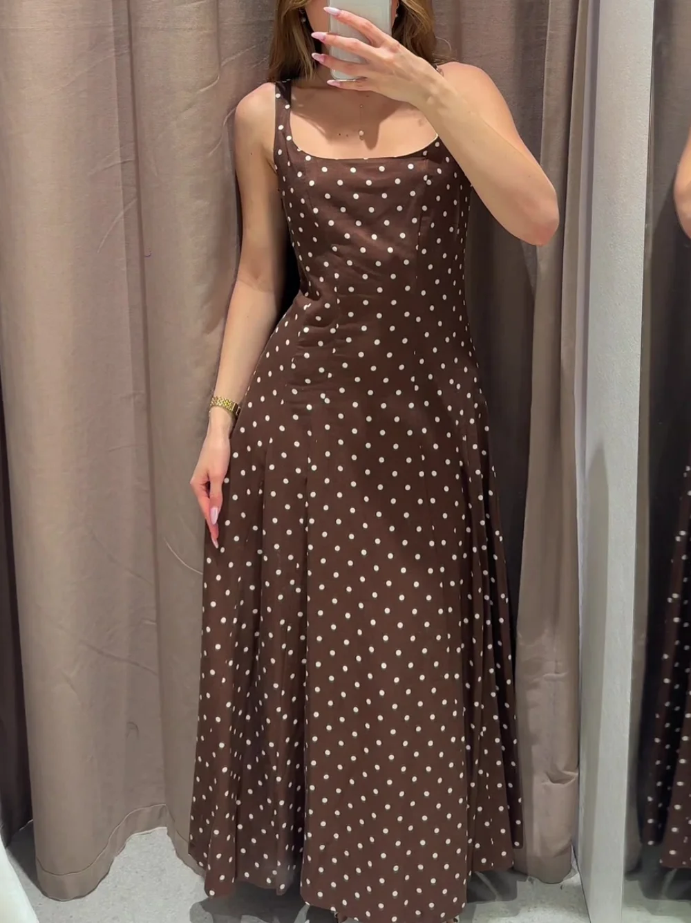 Retro casual polka dot dress brown women's slim suspender long skirt 2025 summer fashion holiday commuter dress
Retro casual polka dot dress brown women's slim suspender long skirt 2025 summer fashion holiday commuter dress