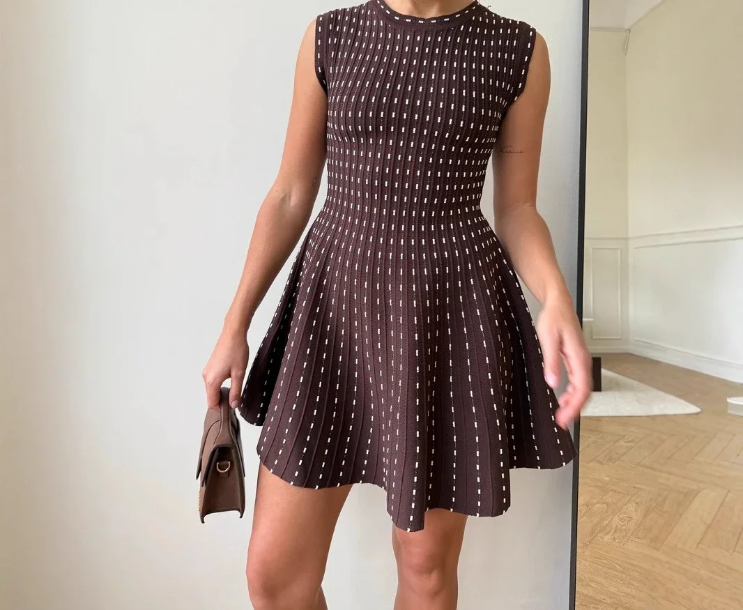Summer High-End Round Neck Sleeveless Knit Jumpsuit With Polka Dot A-Line Skirt, Thin Design And Waist Cinching For Women
Summer High-End Round Neck Sleeveless Knit Jumpsuit With Polka Dot A-Line Skirt, Thin Design And Waist Cinching For Women