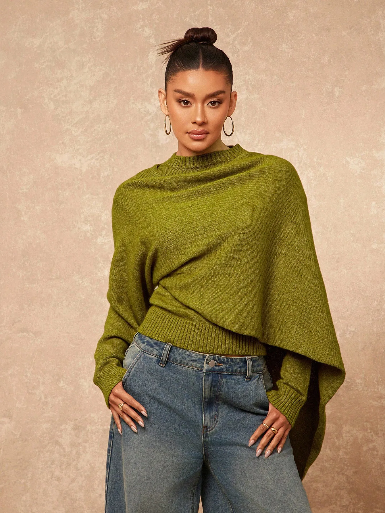 Зеленый свитер-накидка с высоким воротом для женщин, вязаный пуловер с длинными рукавами и дизайном шали, элегантный наряд на осень-зиму
Зеленый свитер-накидка с высоким воротом для женщин, вязаный пуловер с длинными рукавами и дизайном шали, элегантный наряд на осень-зиму