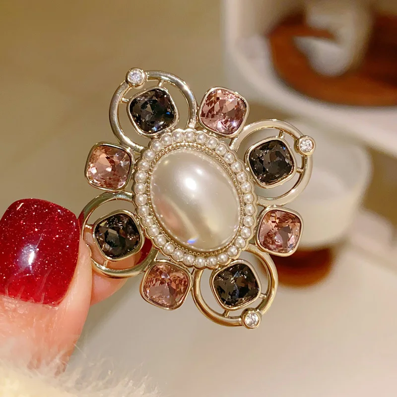 Winter New French Elegant Small Fragrance Pearl Badge Retro Crystal Brooches for Women Suit Jacket Pin Buckle Accessories Gift
Winter New French Elegant Small Fragrance Pearl Badge Retro Crystal Brooches for Women Suit Jacket Pin Buckle Accessories Gift