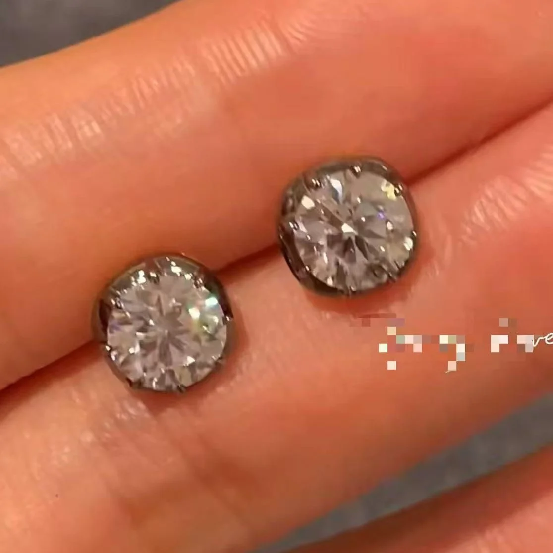 2026 Vintage Fashion Black Gold 925 Silver Earrings Unisex Big Carat High Carbon Diamond Ear Stud For Women Men Modern Jewelry
2026 Vintage Fashion Black Gold 925 Silver Earrings Unisex Big Carat High Carbon Diamond Ear Stud For Women Men Modern Jewelry