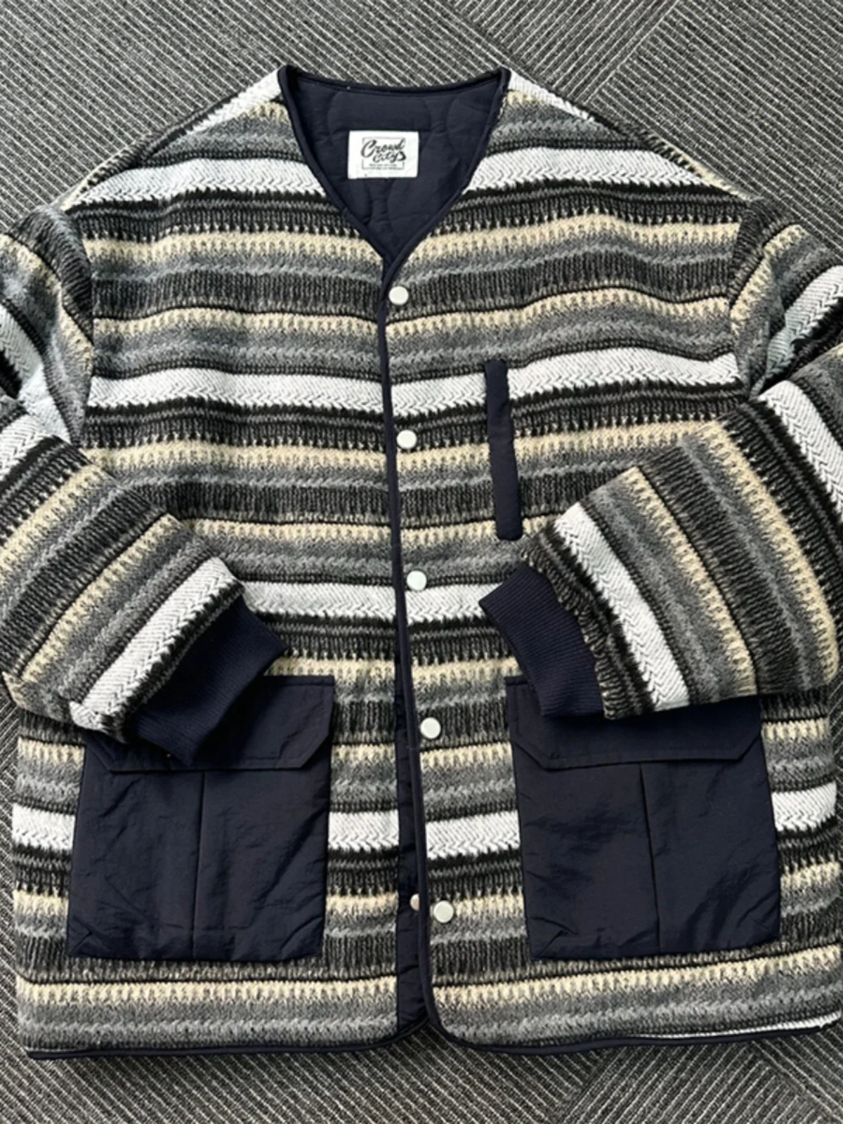 Утепленное хлопковое пальто в полоску для мужчин, осенне-зимнее, теплое, двустороннее, CleanFit, синее, в этническом стиле, повседневное, с длинными рукавами
Утепленное хлопковое пальто в полоску для мужчин, осенне-зимнее, теплое, двустороннее, CleanFit, синее, в этническом стиле, повседневное, с длинными рукавами