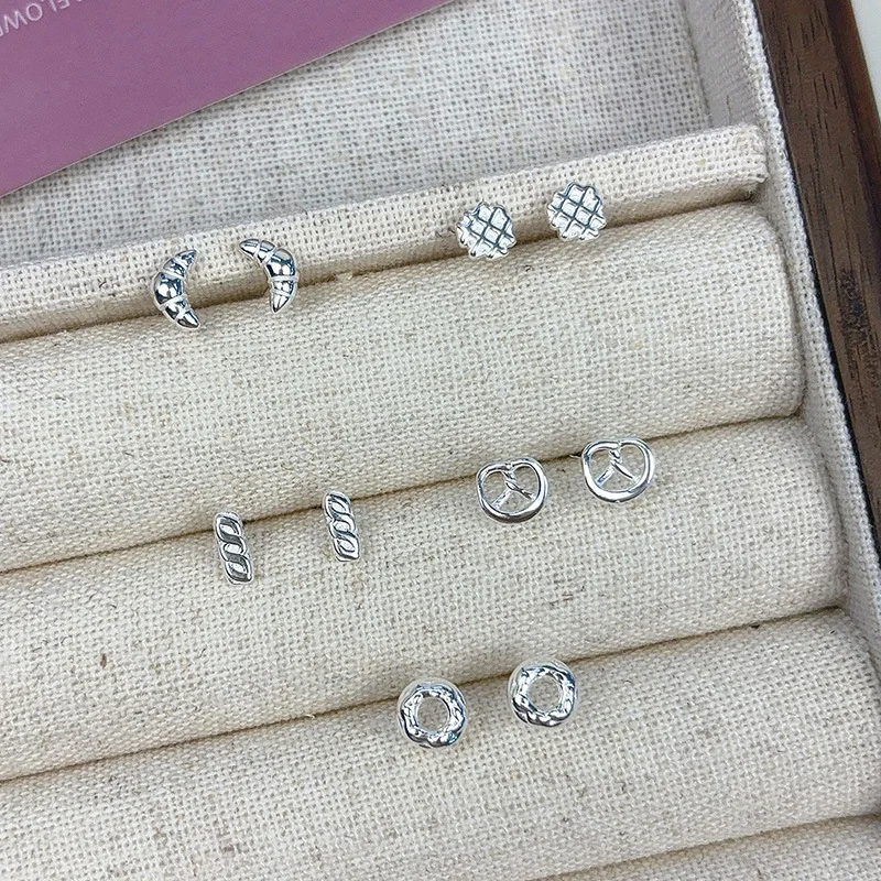 Серьги-гвоздики из стерлингового серебра 925 пробы с круассаном и ройлью | Грайливые милые аксессуары в стиле Ins
Серьги-гвоздики из стерлингового серебра 925 пробы с круассаном и ройлью | Грайливые милые аксессуары в стиле Ins