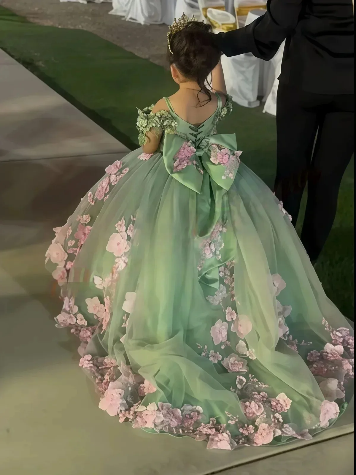 Custom Elegant Girl Dress, Square Neck with Beaded Decoration, Princess Formal Children's Gown, Suitable for Weddings, Birthdays
Custom Elegant Girl Dress, Square Neck with Beaded Decoration, Princess Formal Children's Gown, Suitable for Weddings, Birthdays