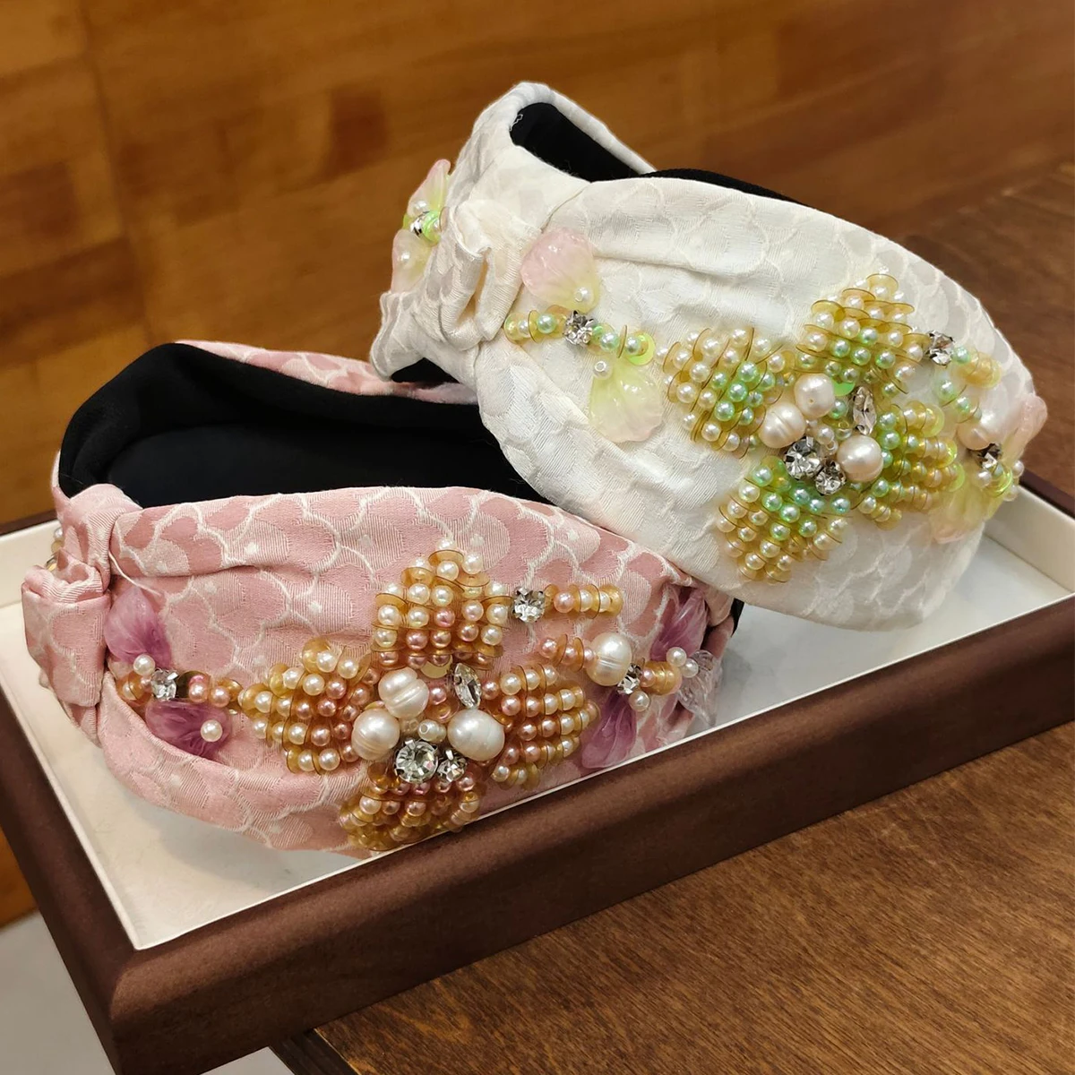 Жемчужная повязка на голову со стразами для женщин, широкая повязка с узлом, блестящие аксессуары для волос для девочек, подарки, белый, зеленый
Жемчужная повязка на голову со стразами для женщин, широкая повязка с узлом, блестящие аксессуары для волос для девочек, подарки, белый, зеленый