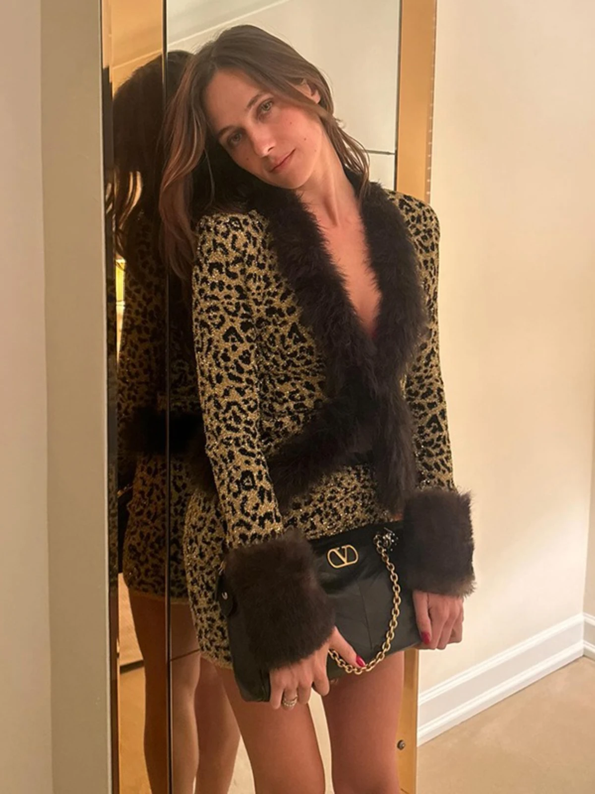 SsTss New Trendy 2 Pieces Set 2025 Fall Winter Women Fluffy V Neck Long Sleeve Crop Top and Mini Bodycon Skirt Suits Streetwear
SsTss New Trendy 2 Pieces Set 2025 Fall Winter Women Fluffy V Neck Long Sleeve Crop Top and Mini Bodycon Skirt Suits Streetwear