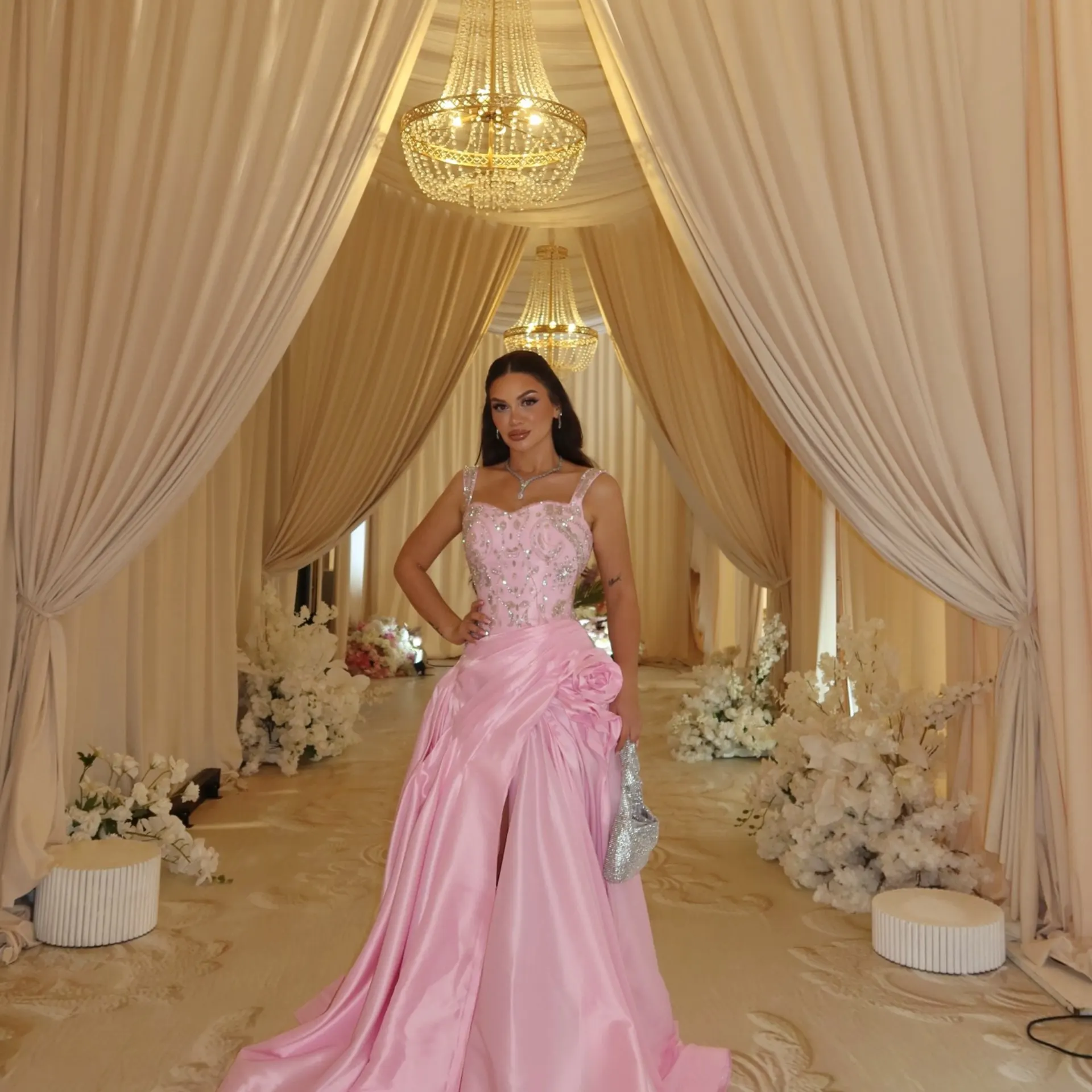 Розовая атласная юбка с цветочной аппликацией. Дизайн трапеции с высокой талией, идеально подходит для выпускного вечера, Quinceañera, нижняя часть официального платья для гостей свадьбы.
Розовая атласная юбка с цветочной аппликацией. Дизайн трапеции с высокой талией, идеально подходит для выпускного вечера, Quinceañera, нижняя часть официального платья для гостей свадьбы.