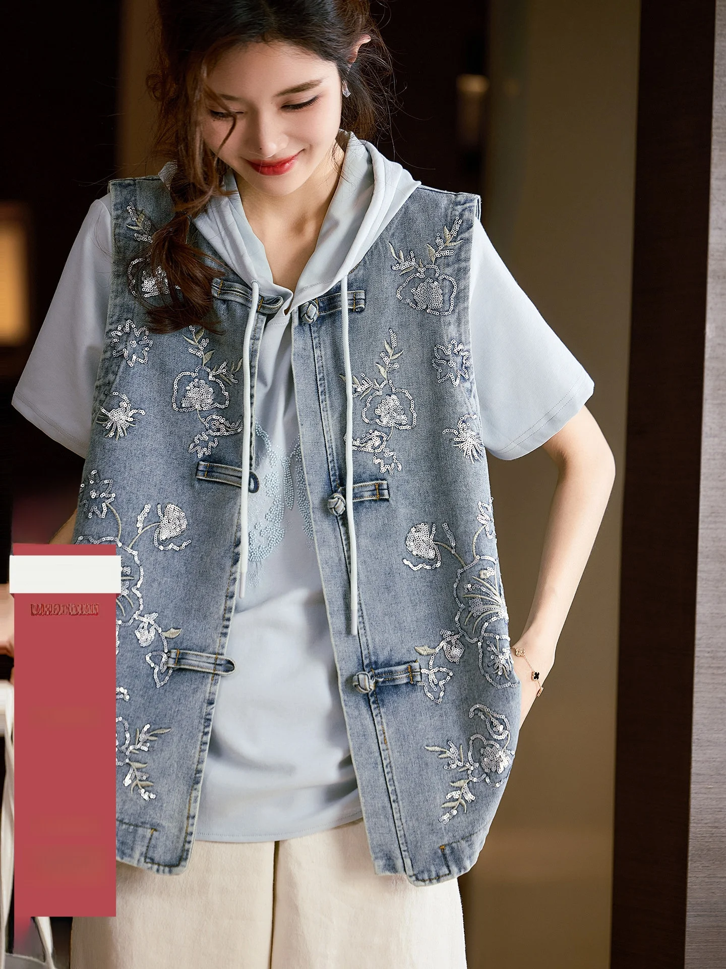 New Chinese Style Embroidered Cotton Denim Vest Women's Spring Season Button up Thin Top Large Size Straight Cut mid Age
New Chinese Style Embroidered Cotton Denim Vest Women's Spring Season Button up Thin Top Large Size Straight Cut mid Age