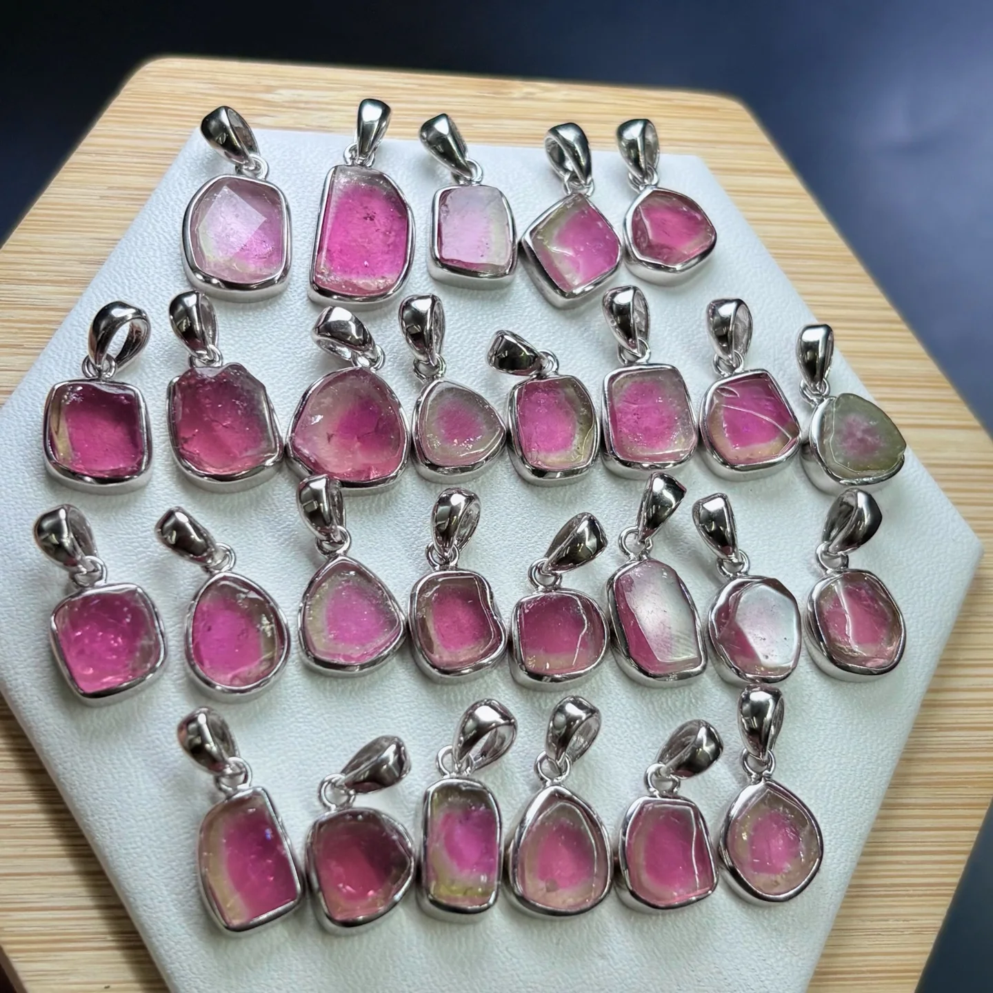 1 Pc Fengbaowu Natural Stone Multicolored Gem Watermelon Tourmaline Pendant 925 Sterling Silver Irregular Stone Jewelry Gift
1 Pc Fengbaowu Natural Stone Multicolored Gem Watermelon Tourmaline Pendant 925 Sterling Silver Irregular Stone Jewelry Gift