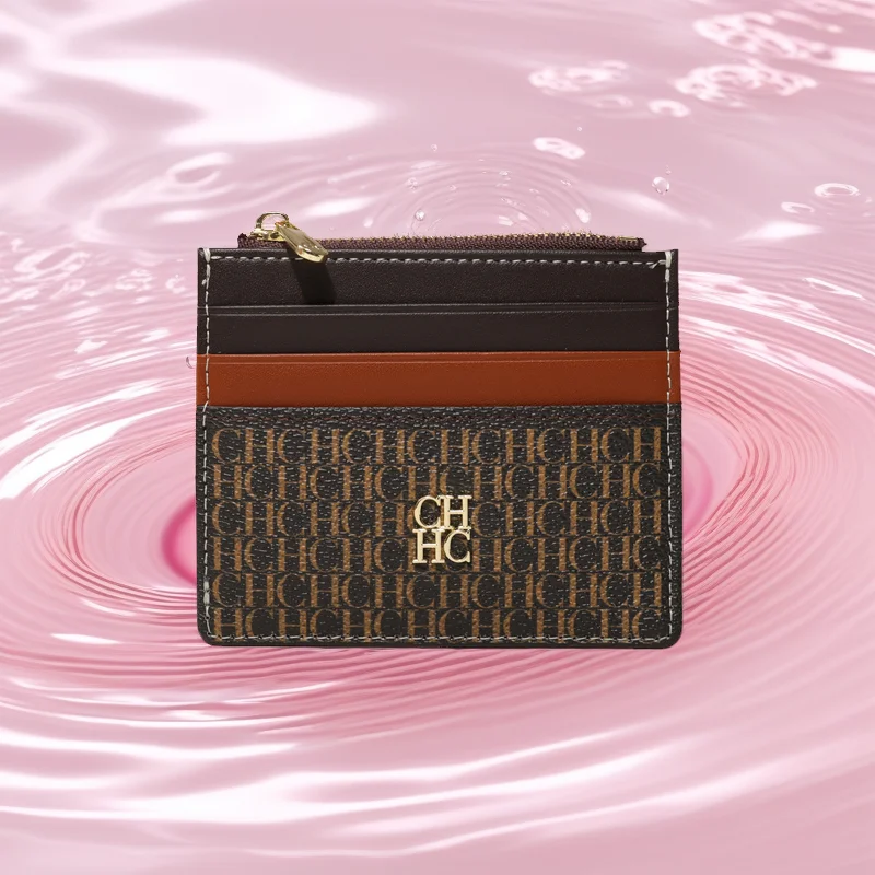 Женская компактная сумка-кошелек CH, элегантный дизайн с молнией, прочный материал, декоративное украшение с дизайнерским акцентом
Женская компактная сумка-кошелек CH, элегантный дизайн с молнией, прочный материал, декоративное украшение с дизайнерским акцентом