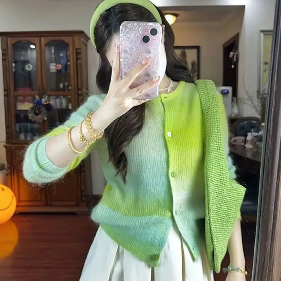 Korea Gradient Green Knitted Long-Sleeved Cardigan Jacket Early Spring New Niche Design Unique Temperament Sweater Top
Korea Gradient Green Knitted Long-Sleeved Cardigan Jacket Early Spring New Niche Design Unique Temperament Sweater Top