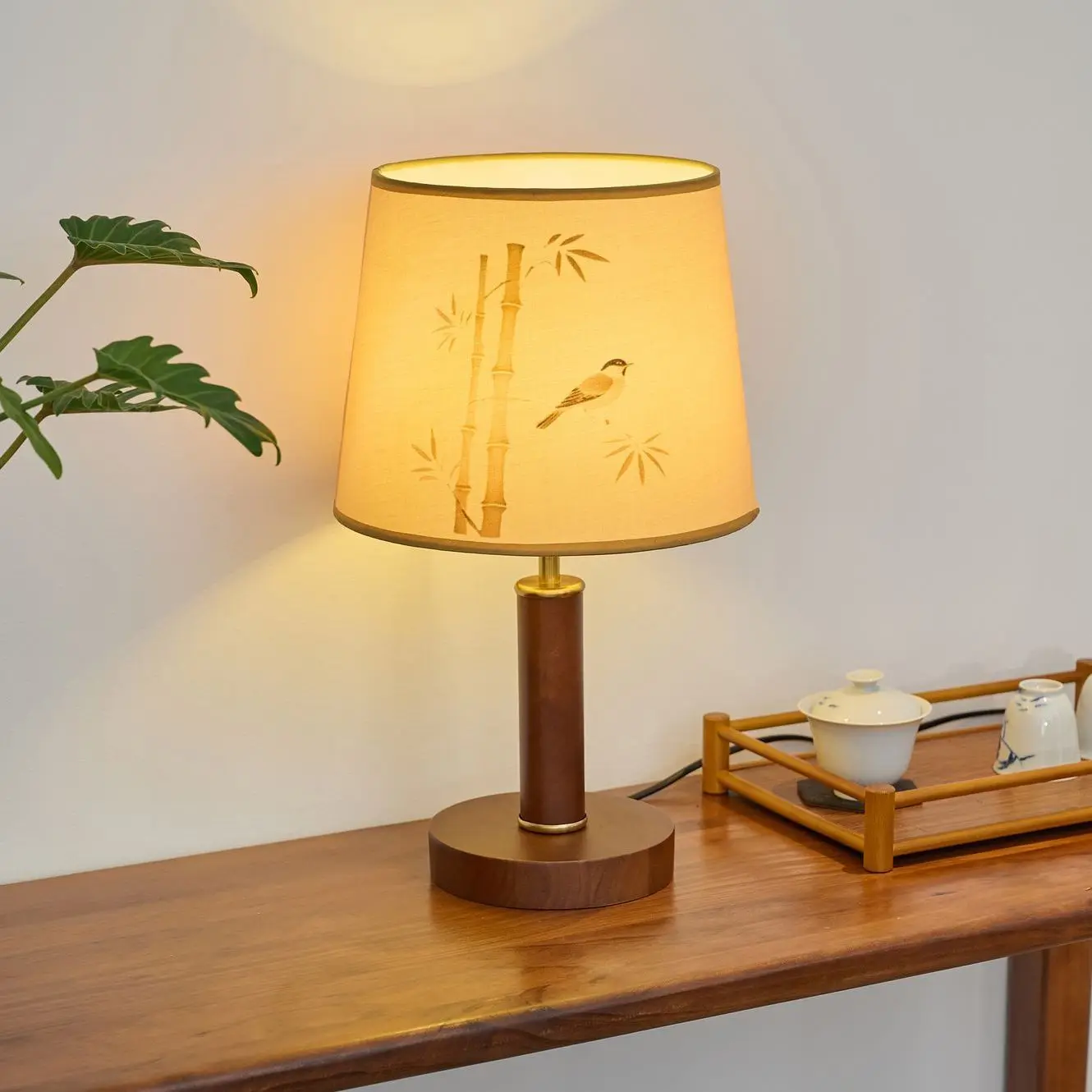 New Chinese style aesthetics Chinese style retro living room decoration solid wood desk lamp bedroom atmosphere bedside lamp
New Chinese style aesthetics Chinese style retro living room decoration solid wood desk lamp bedroom atmosphere bedside lamp