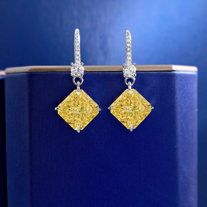 Spring Qiaoer High Carbon Diamond Yellow Diamond 10 * 10 Radian Cut White Diamond Earrings for Women's Light Luxury Style
Spring Qiaoer High Carbon Diamond Yellow Diamond 10 * 10 Radian Cut White Diamond Earrings for Women's Light Luxury Style
