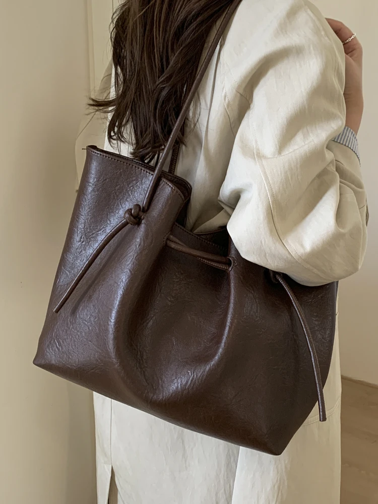 Модная универсальная женская сумка-тоут большой вместимости на плечо, новинка 2026 года, осенне-зимняя, для поездок на работу, сумка-багет
Модная универсальная женская сумка-тоут большой вместимости на плечо, новинка 2026 года, осенне-зимняя, для поездок на работу, сумка-багет