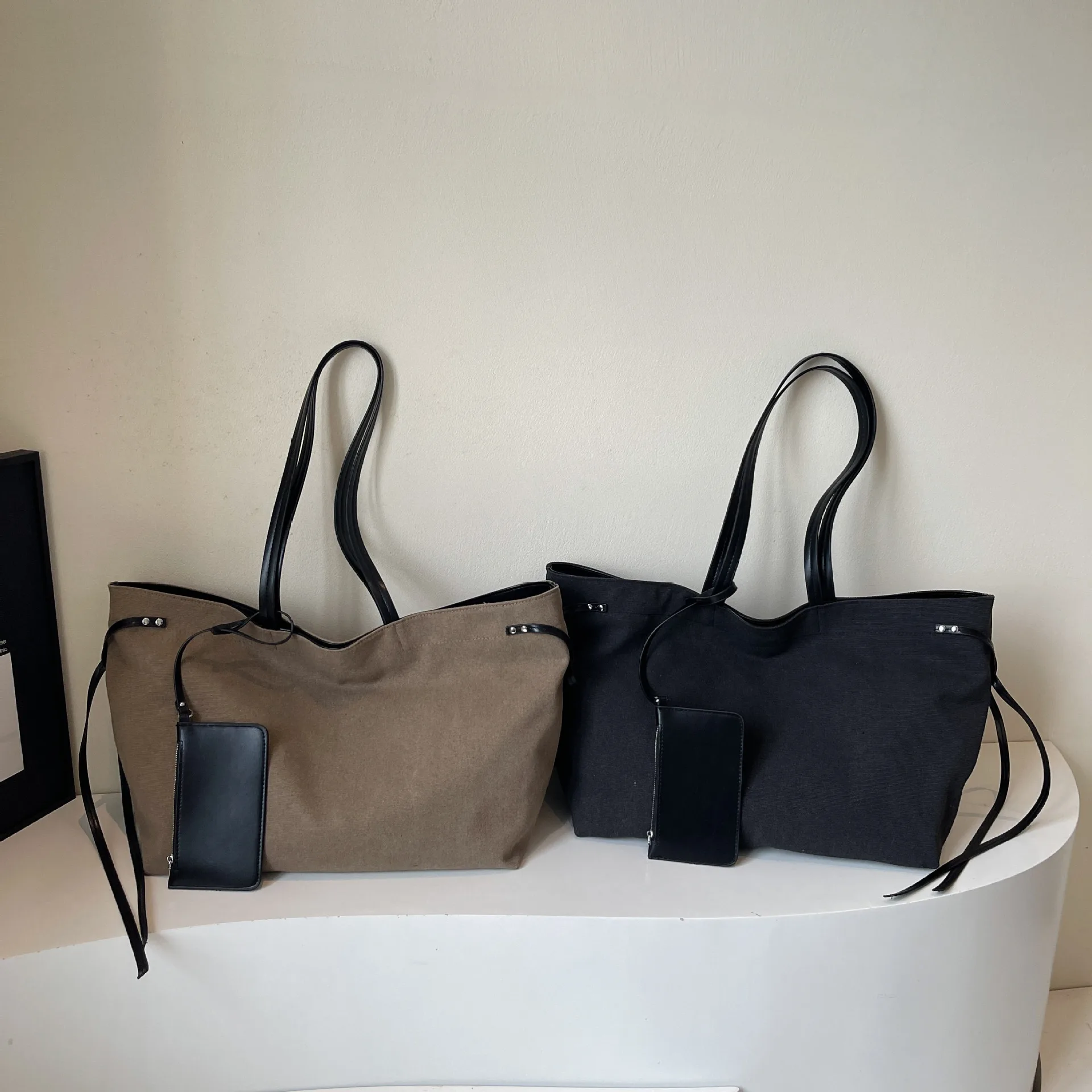 2025 Trendy Oversized Tote Bag - Vintage Canvas Mother-Daughter Bag, Stylish Shoulder/Armpit Crossbody Purse for Women
2025 Trendy Oversized Tote Bag - Vintage Canvas Mother-Daughter Bag, Stylish Shoulder/Armpit Crossbody Purse for Women