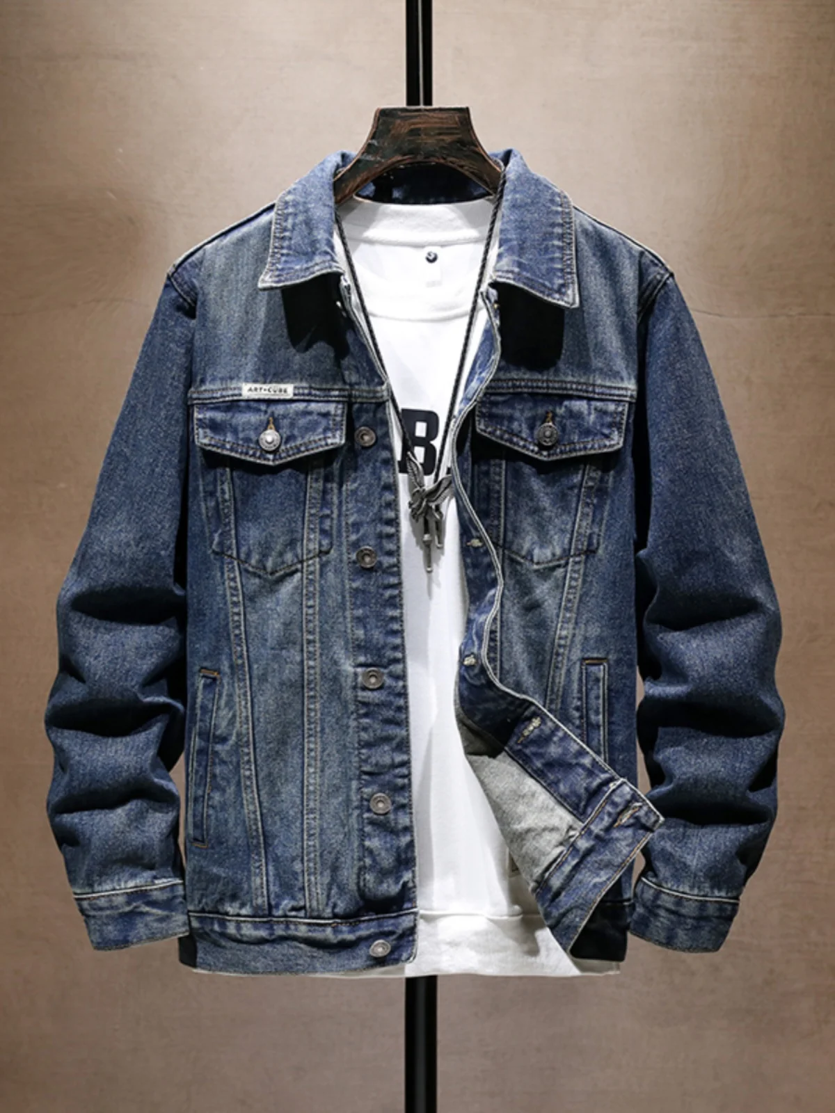 High-End Retro Men's Denim Jacket Loose Casual Washed Jeans Cotton Polyester Blend Long Sleeve Fashion Urban Style Jacket
High-End Retro Men's Denim Jacket Loose Casual Washed Jeans Cotton Polyester Blend Long Sleeve Fashion Urban Style Jacket