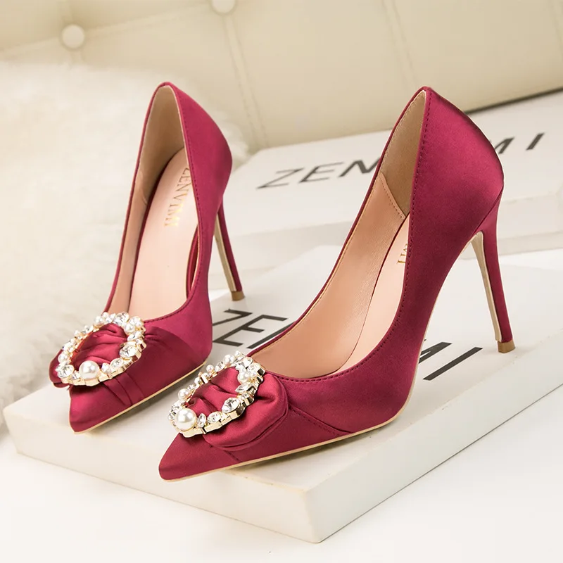 Spring new pointed toe shallow silk pearl rhinestone buckle single shoes banquet dress thin high-heeled rhinestone women's shoes
Spring new pointed toe shallow silk pearl rhinestone buckle single shoes banquet dress thin high-heeled rhinestone women's shoes