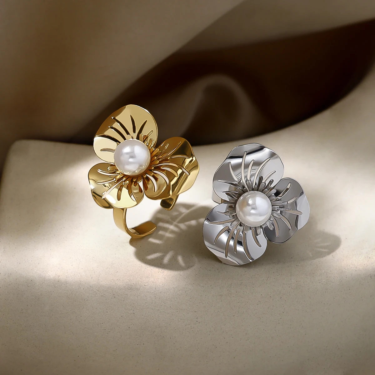 WILD & FREE Vintage Stainless Steel Flower Rings for Women Chic Exquisite Pearl Elegant 18K Gold Plated Trendy Jewelry
WILD & FREE Vintage Stainless Steel Flower Rings for Women Chic Exquisite Pearl Elegant 18K Gold Plated Trendy Jewelry