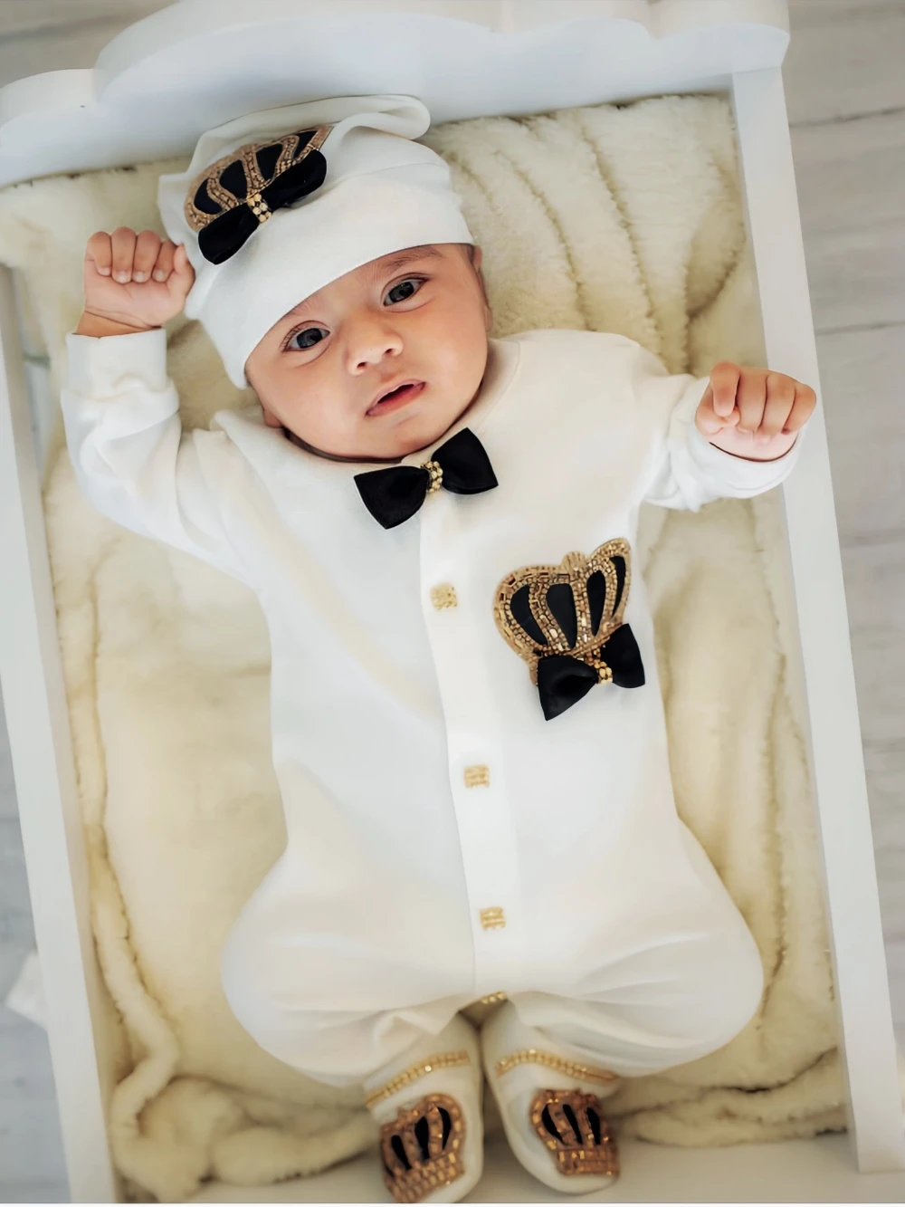 Black and Gold Bling Hospital Exit Lilax Baby Boy Jewels Crown Tuxedo Outfit Layette 4 Piece Gift Set 0-3 Months
Black and Gold Bling Hospital Exit Lilax Baby Boy Jewels Crown Tuxedo Outfit Layette 4 Piece Gift Set 0-3 Months