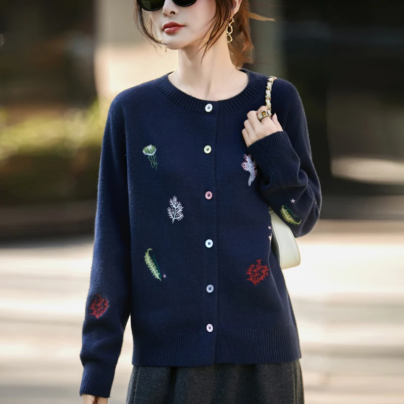 Весенне-осенний новый женский классический шерстяной кардиган с длинными рукавами и пуговицами, свитер с круглым вырезом и вышивкой, базовый топ высокого качества 
Весенне-осенний новый женский классический шерстяной кардиган с длинными рукавами и пуговицами, свитер с круглым вырезом и вышивкой, базовый топ высокого качества