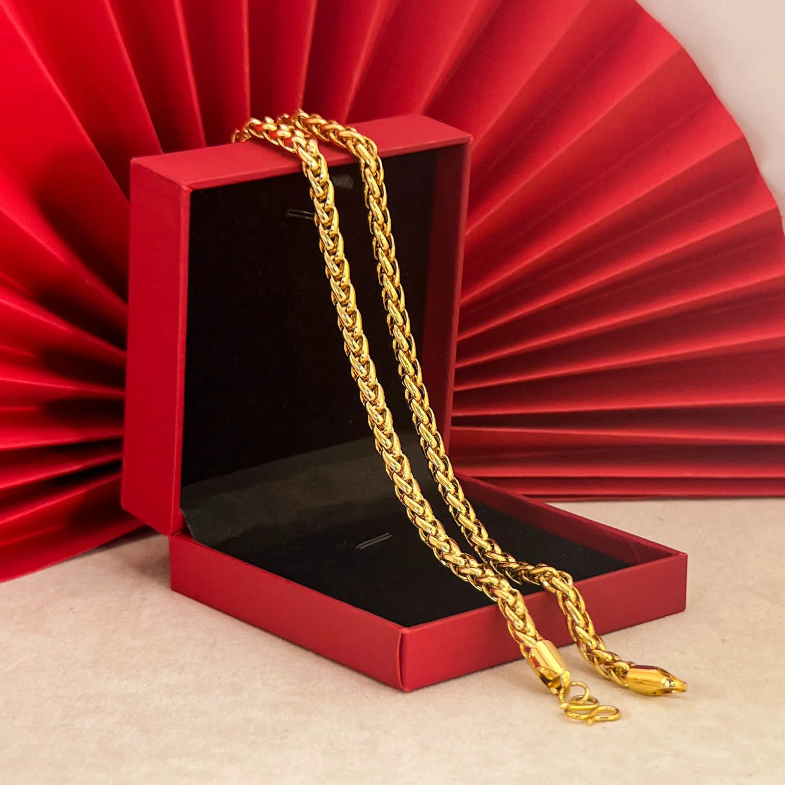 Классическое колье Chopard из 24-каратного золота, унисекс, с переплетенной цепочкой в виде конского хлыста, 9999 пробы.
Классическое колье Chopard из 24-каратного золота, унисекс, с переплетенной цепочкой в виде конского хлыста, 9999 пробы.