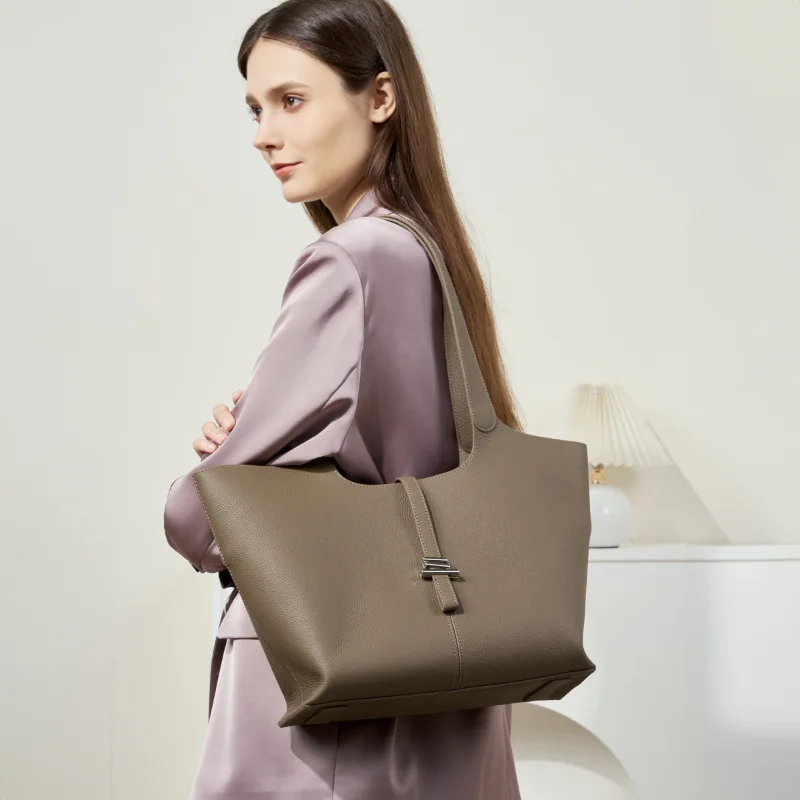 Light Luxury New Cowhide Wind Chimes Tote Bag Women's Large-capacity Commuting Hand-held Shoulder Leather Women's Bag
Light Luxury New Cowhide Wind Chimes Tote Bag Women's Large-capacity Commuting Hand-held Shoulder Leather Women's Bag