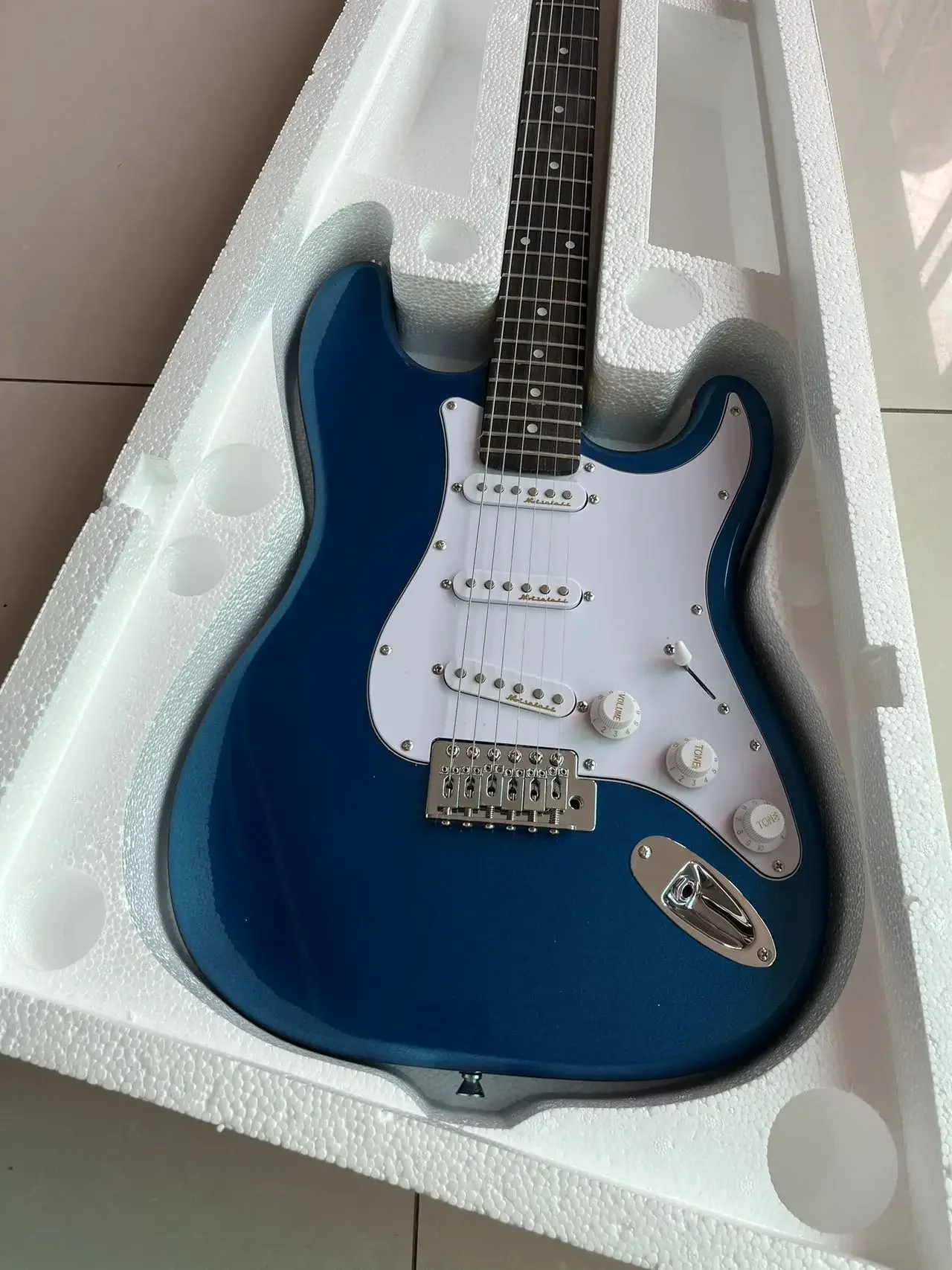Customized High-quality Redwood Solid Electric Guitar, 6 Strings, Shipped Within 2 Days, in Stock, ASmm
Customized High-quality Redwood Solid Electric Guitar, 6 Strings, Shipped Within 2 Days, in Stock, ASmm