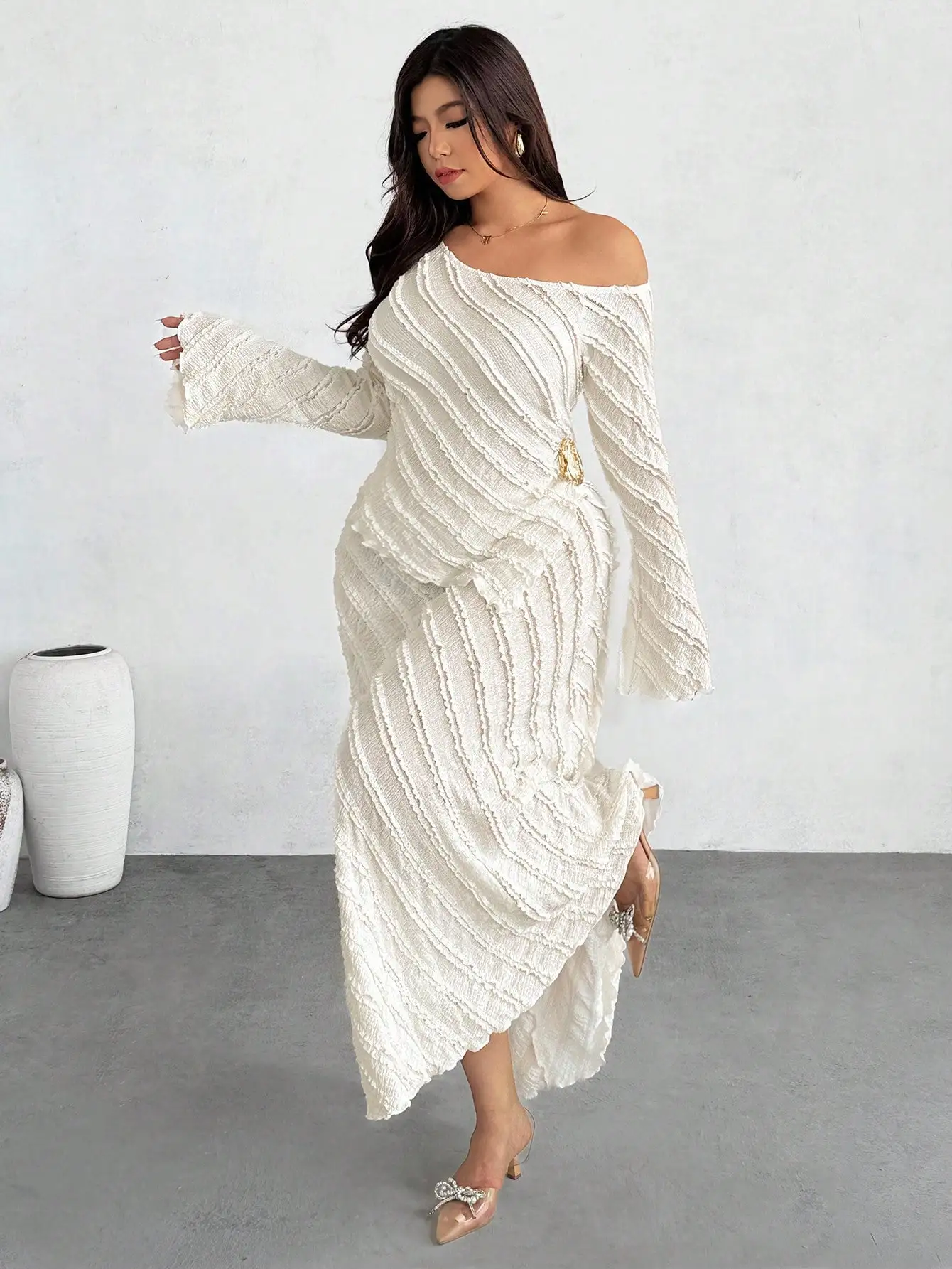 Off-Shoulder Long Sleeve Textured Wrap Dress with Flared Sleeves
Off-Shoulder Long Sleeve Textured Wrap Dress with Flared Sleeves