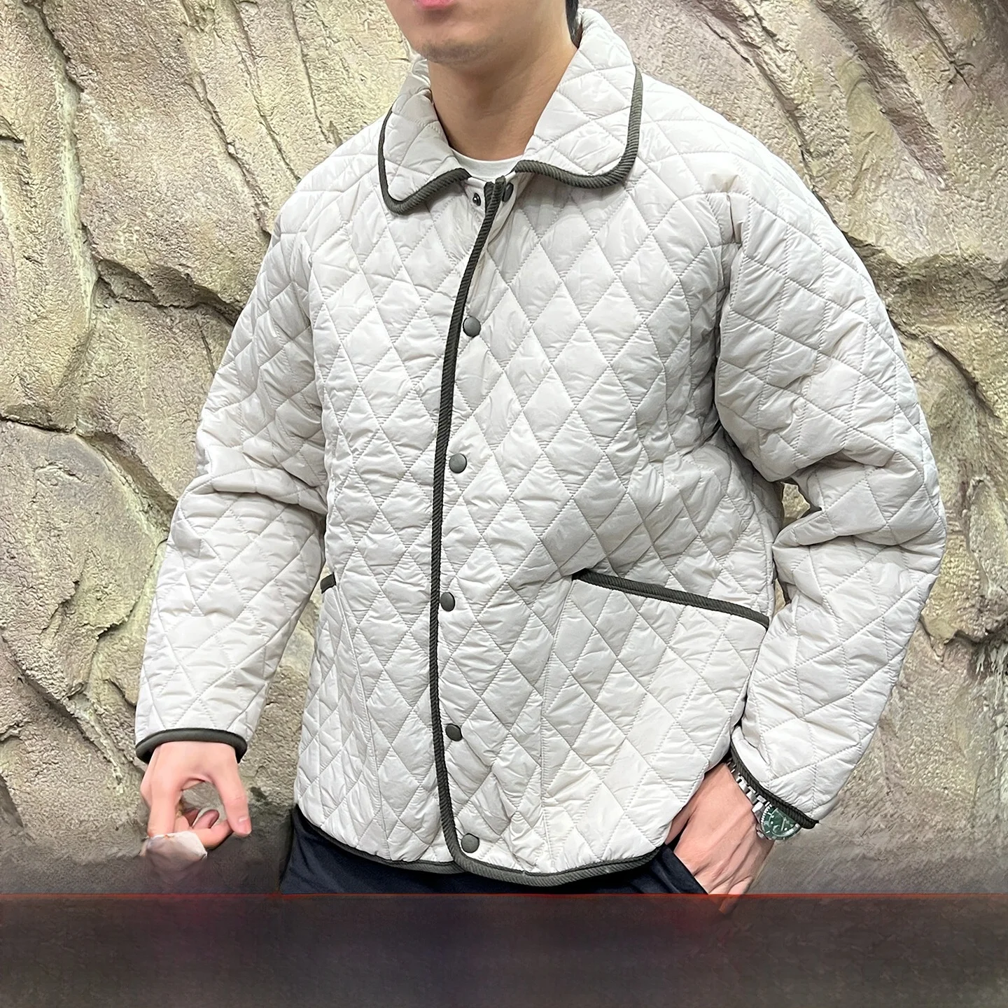 2025 Winter Men's Quilted Flap Collar Cotton Jaet Stand Fit Youth Faion Long Sve Warmth Barn Coat Diamond Pattern
2025 Winter Men's Quilted Flap Collar Cotton Jaet Stand Fit Youth Faion Long Sve Warmth Barn Coat Diamond Pattern